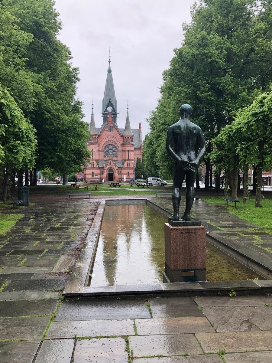 Park med Sagene kirke på framsiden av bygget Galleribilde