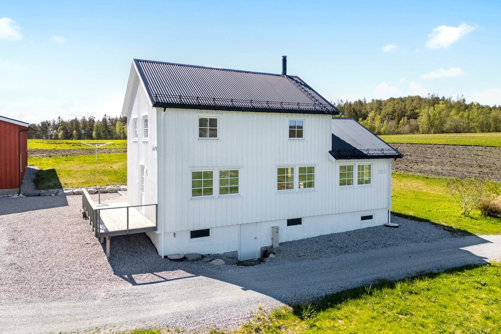 Eneboligen er opprinnelig fra 1939, med et påbygg fra 1980, og har gjennomgått en omfattende renovering i perioden 2022-2023 Galleribilde