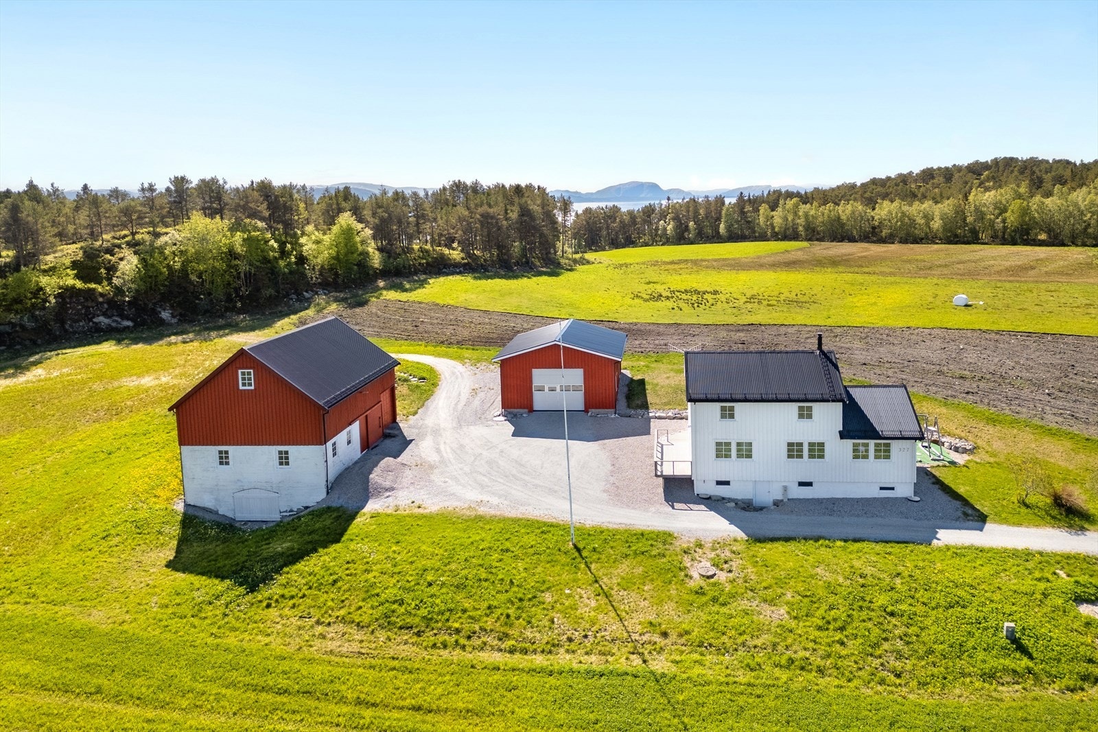 Bygningsmassen er meget godt vedlikeholdt, Fjøset: Det er skiftet bordkledning på 3 vegger i perioden 2017-2023. Ny låvebro i 2021. Taket ble skiftet i 2010. Garasjen fra 2024 Galleribilde