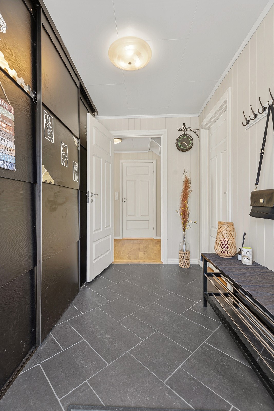Entré/gang med plass til oppbevaring av yttertøy og sko. Galleribilde