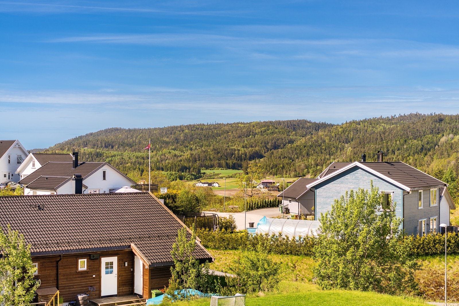 Fra verandaen er det utsyn mot rolige omgivelser. Galleribilde