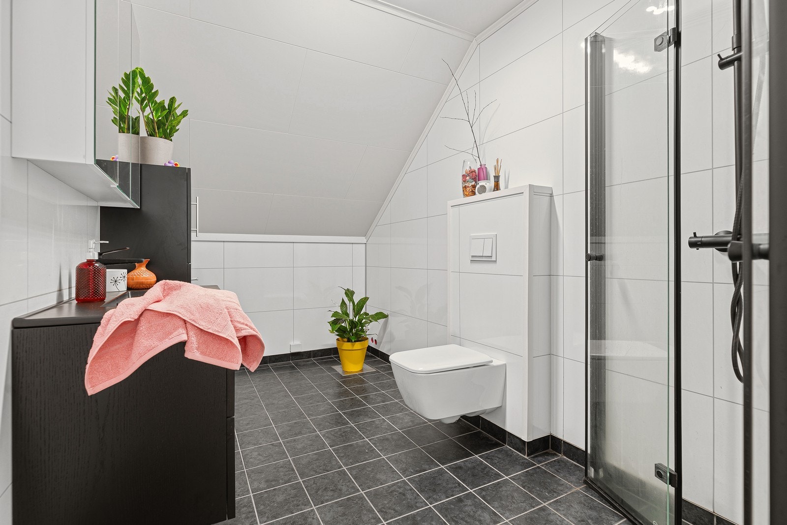 Badet har flislagt gulv med varmekabler - Badet er i tillegg klargjort til badekar med nødvendig kobling klar Galleribilde