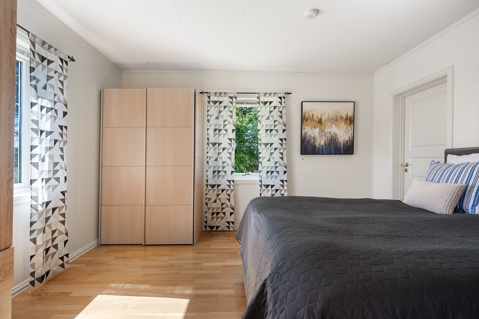 Stort soverom med plass til dobbeltseng, tilhørende møblement og ønsket garderobe. Galleribilde