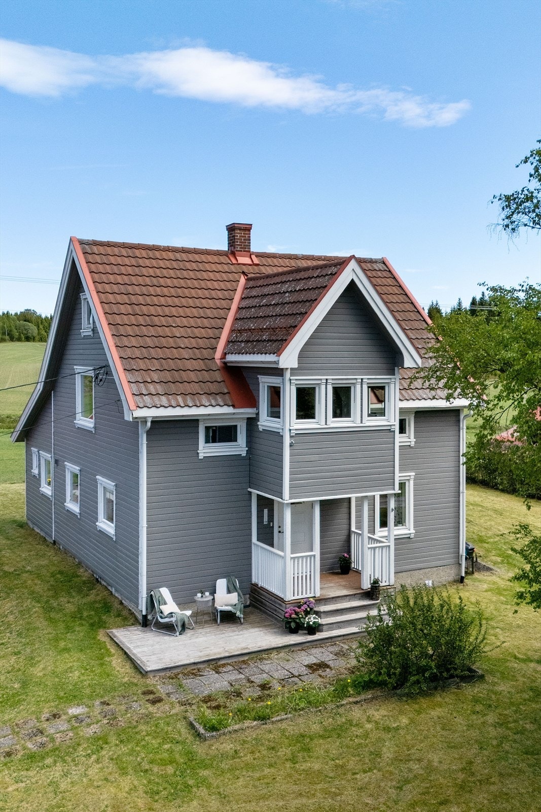 Boligen har flere soner for utemøblering med både platting, terrasse og stort hageområde. Galleribilde