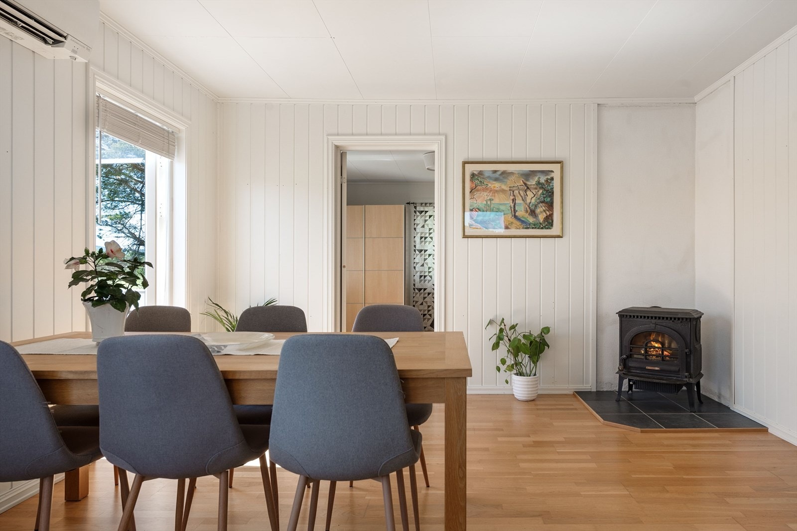 Det er både peisovn og varmepumpe for effektiv oppvarming og godt inneklima. Galleribilde