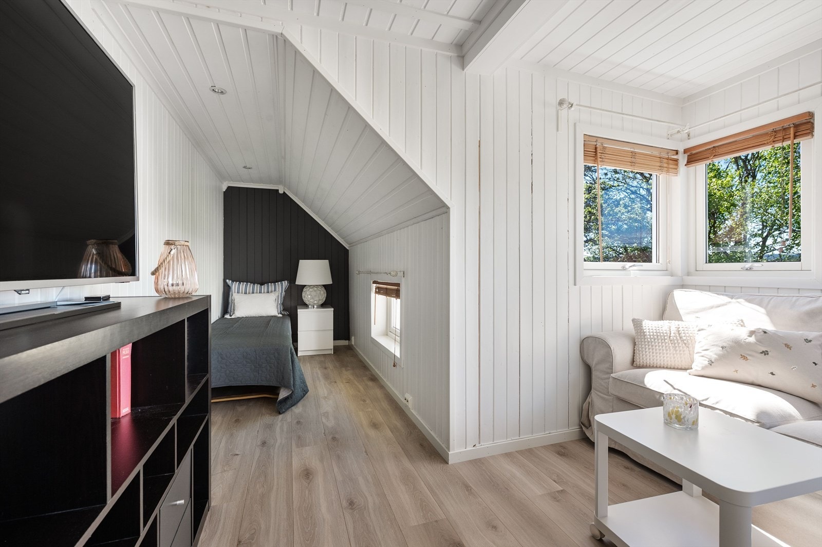 Soverom 4 - I dag innredet med seng i nisje, samt egen ungdomsavdeling med tv og sofa. Galleribilde
