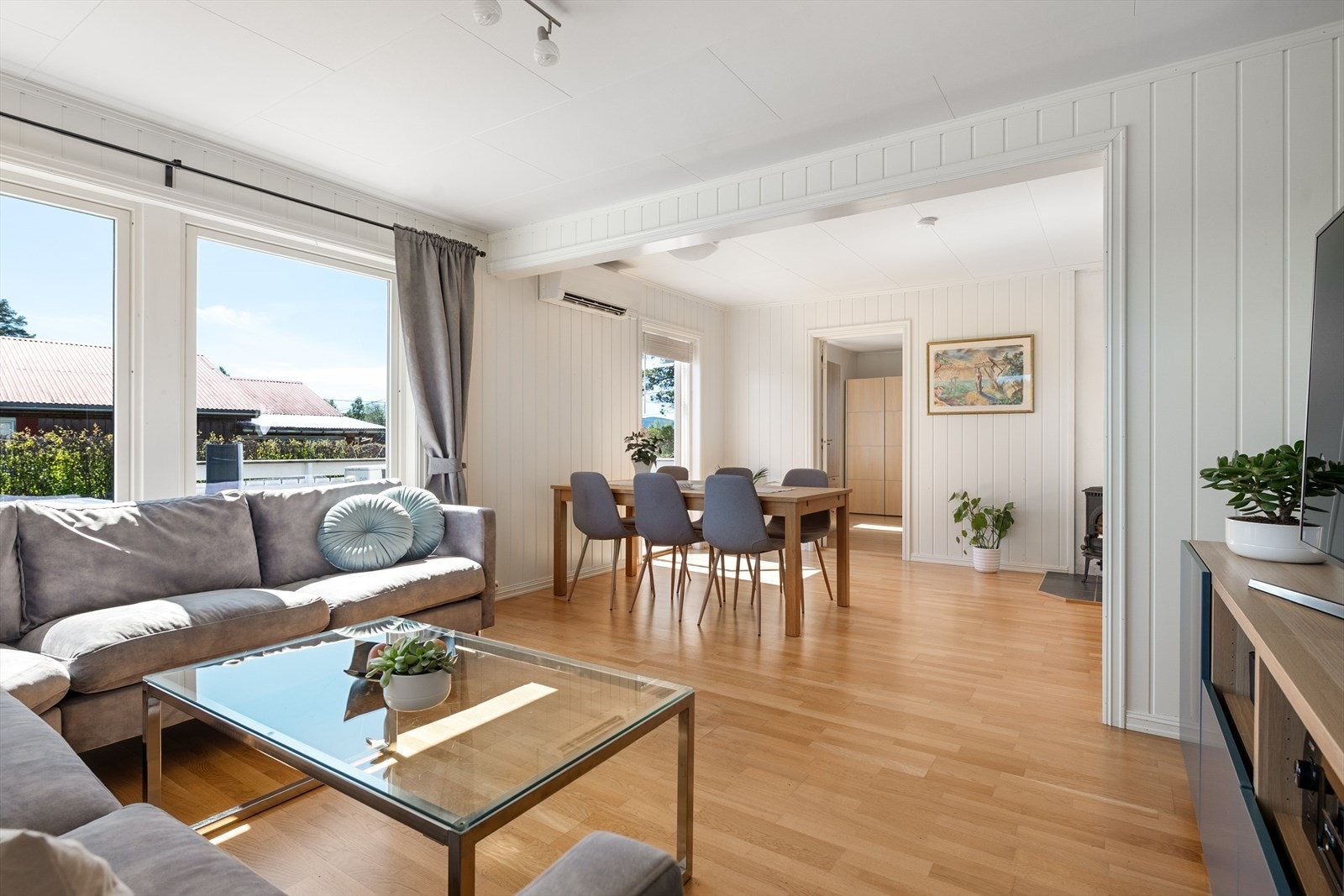 Stuen oppleves som lys og innbydende med rikelig naturlig lysinnslipp. Galleribilde