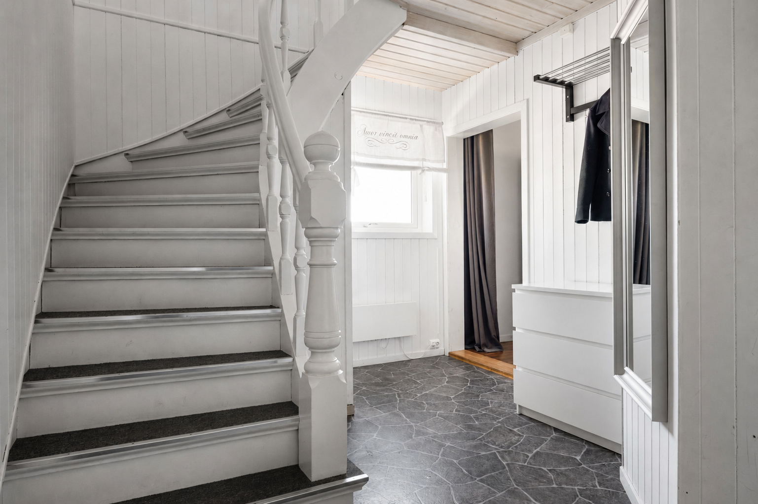 Entre med plass til kommode og åpen garderobeløsning. Galleribilde