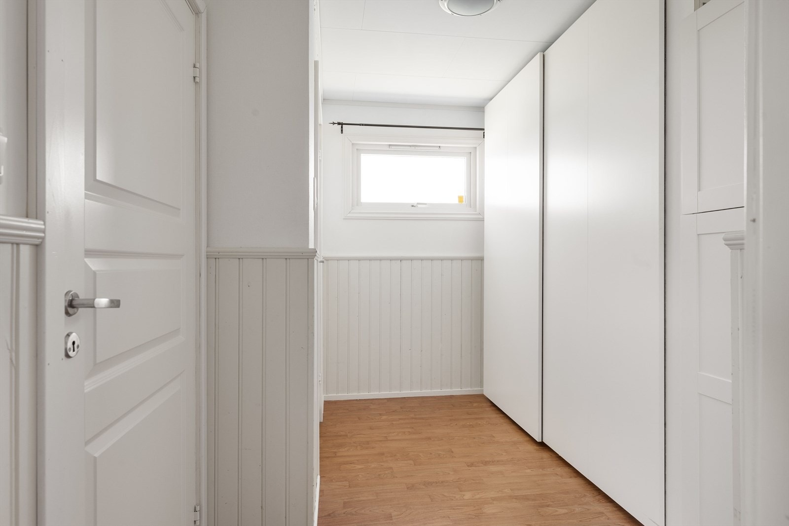 Praktisk gang innenfor kjøkkenet - Skyvedørsgarderobe for lagring. Galleribilde