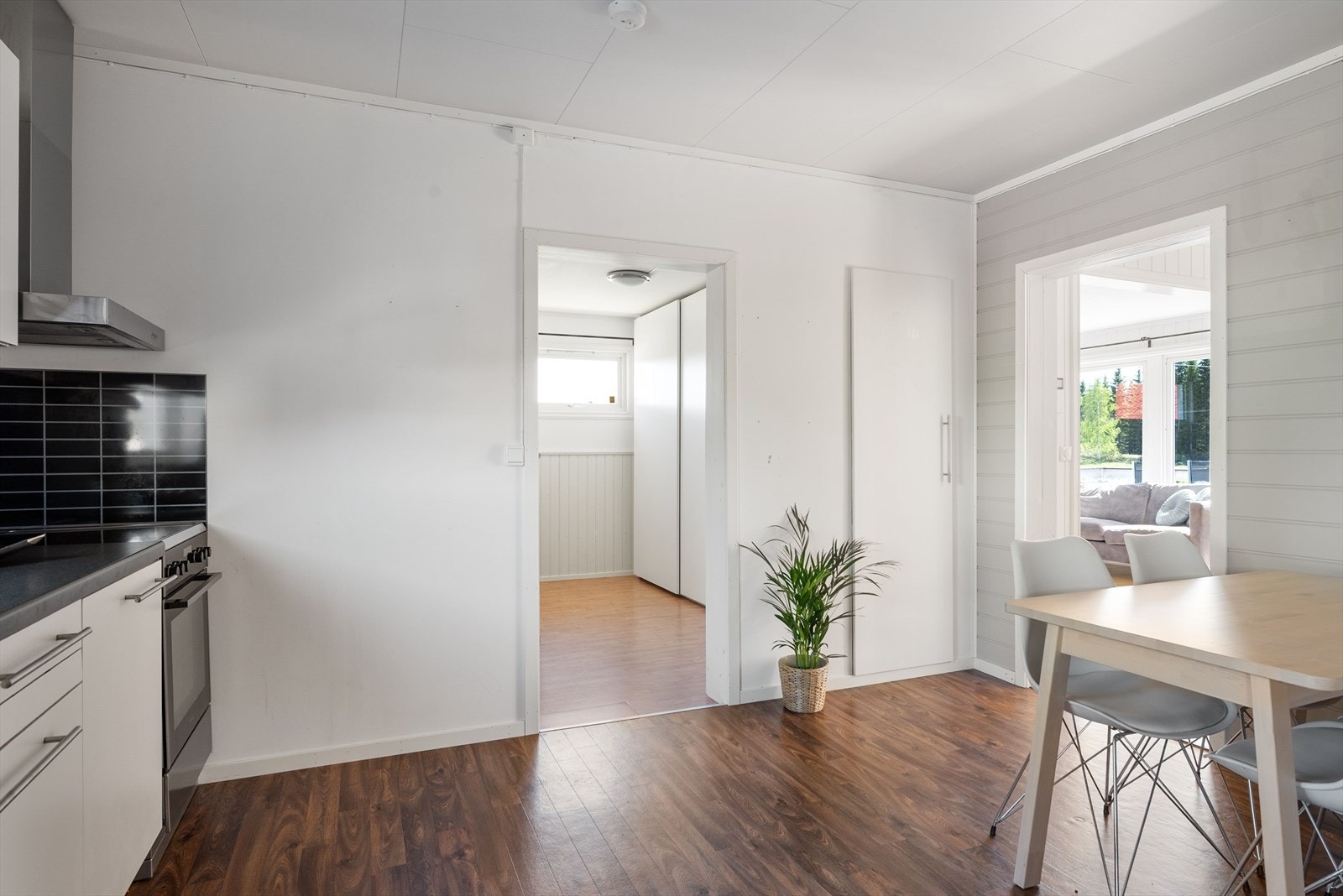 Innenfor kjøkkenet har man en praktisk gang med skyvedørsgarderobe, samt tilgang på bad og vaskerom. Galleribilde