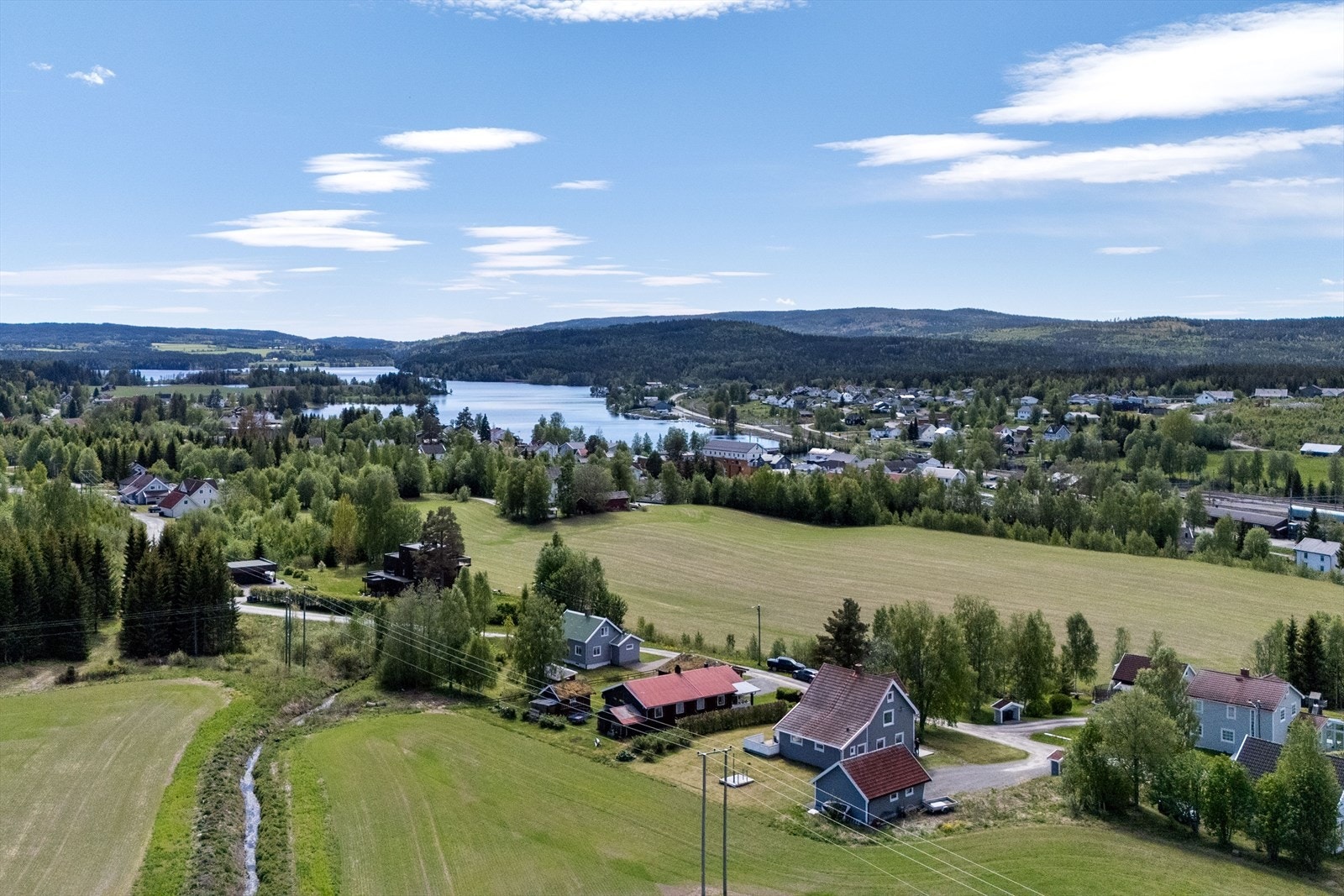 Det er kort vei til Eina sentrum, fjorden og RV4 mot Oslo/Raufoss/Gjøvik. Galleribilde