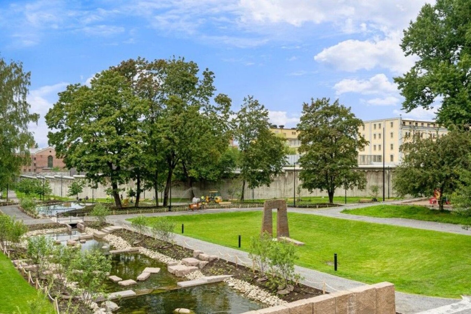 Vakkert og svært pent oppbygget parklandskap påmutsiden av døren. Galleribilde