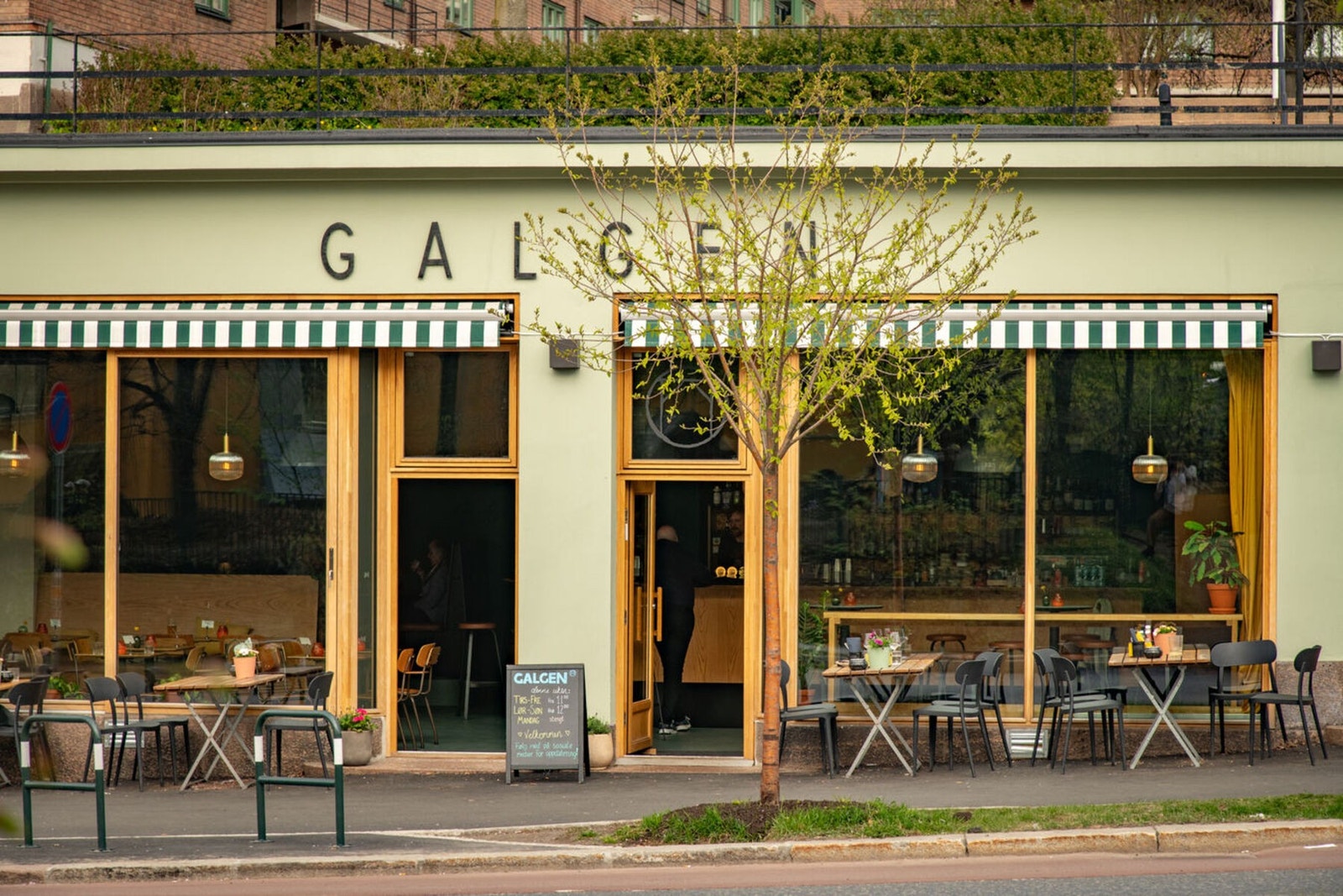 Nye Galgen restaurant med stor og solrik uteservering. Galleribilde