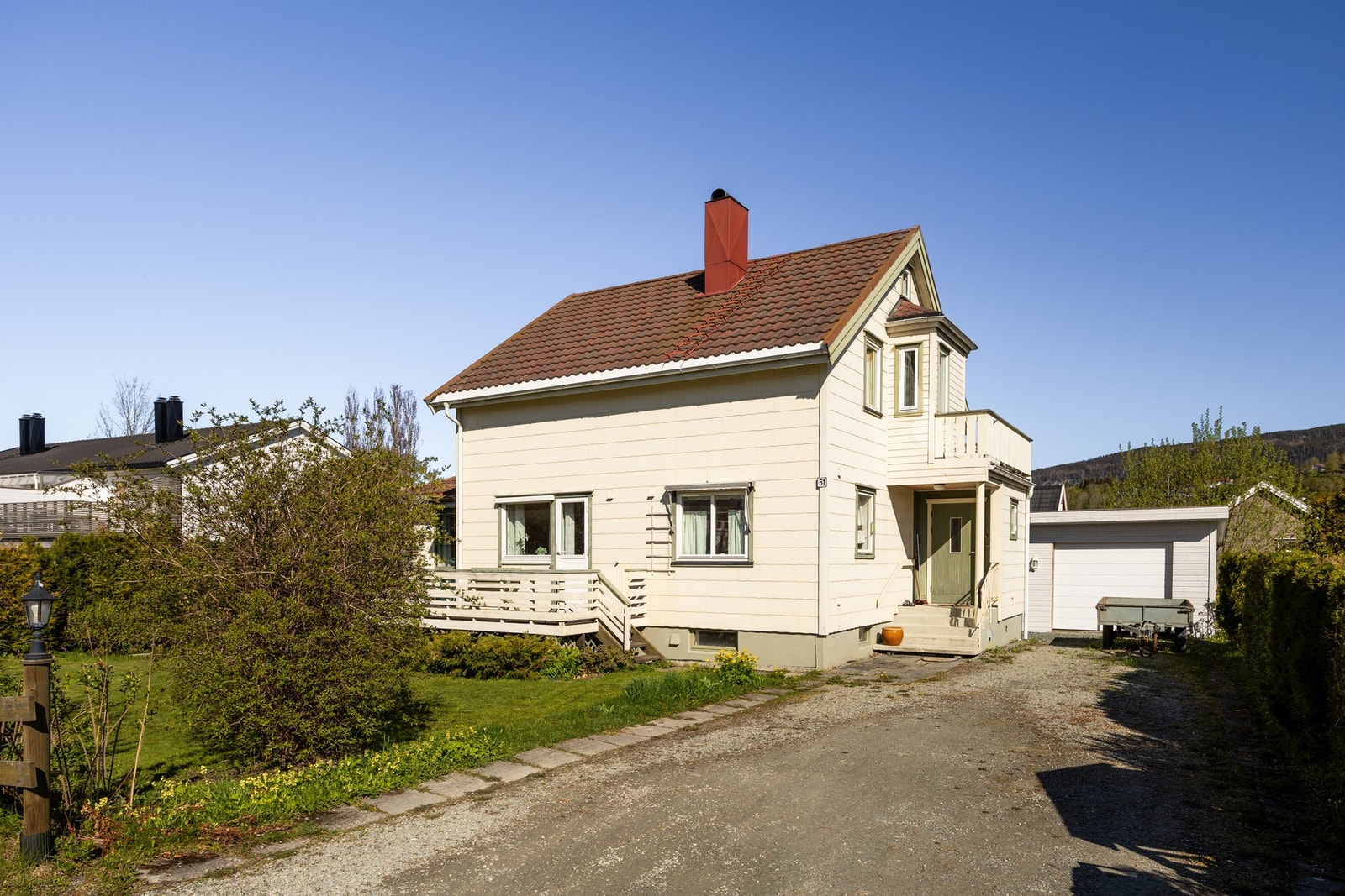 Garasje og gode parkeringsmuligheter på egen tomt. Galleribilde