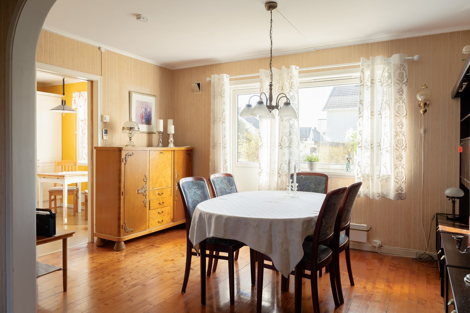 Lys stue og separat spisestue. Galleribilde