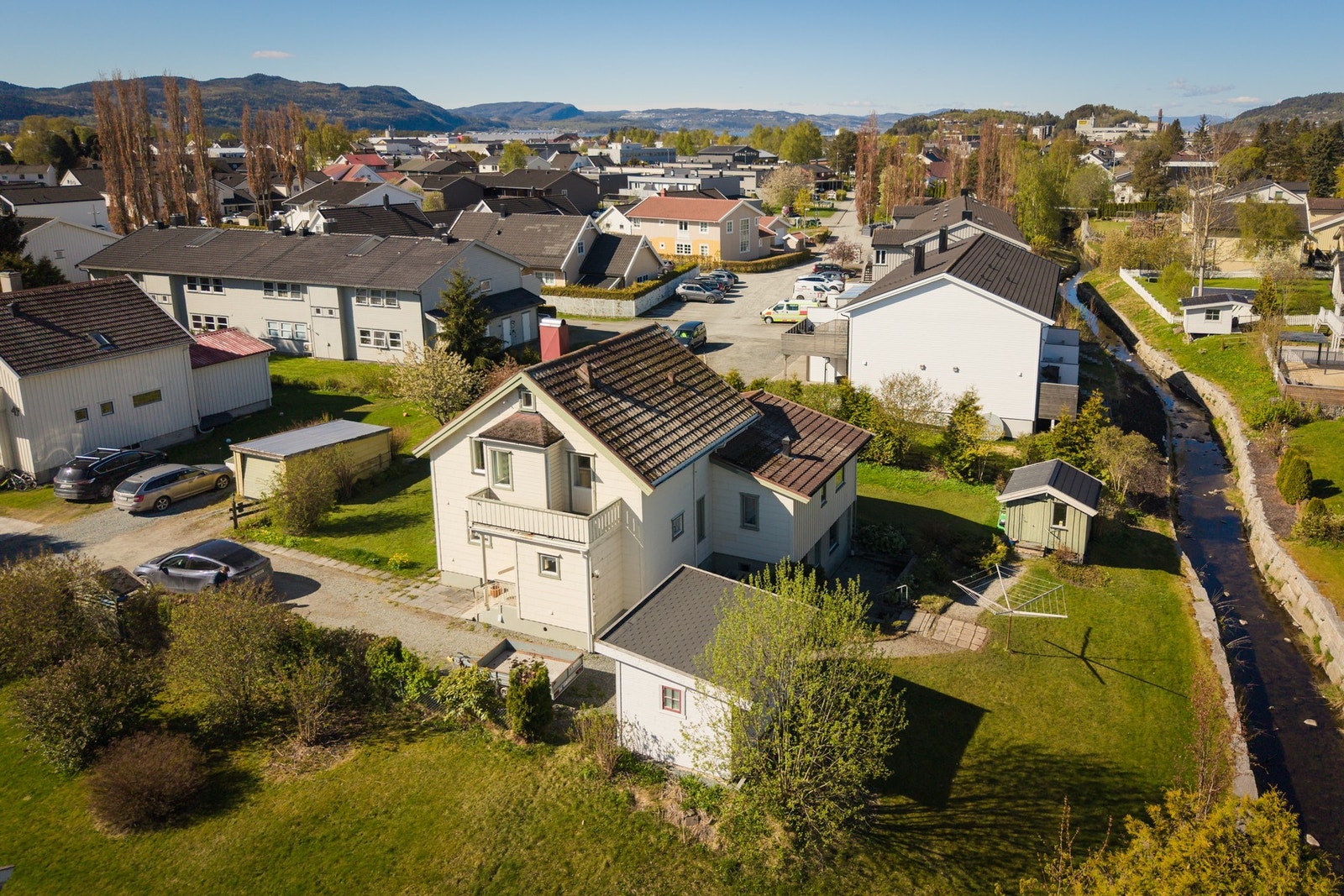 Her bor man sentralt med kort avstand til skoler, barnehager, idrettsanlegg, butikker og øvrige servicetilbud. Galleribilde