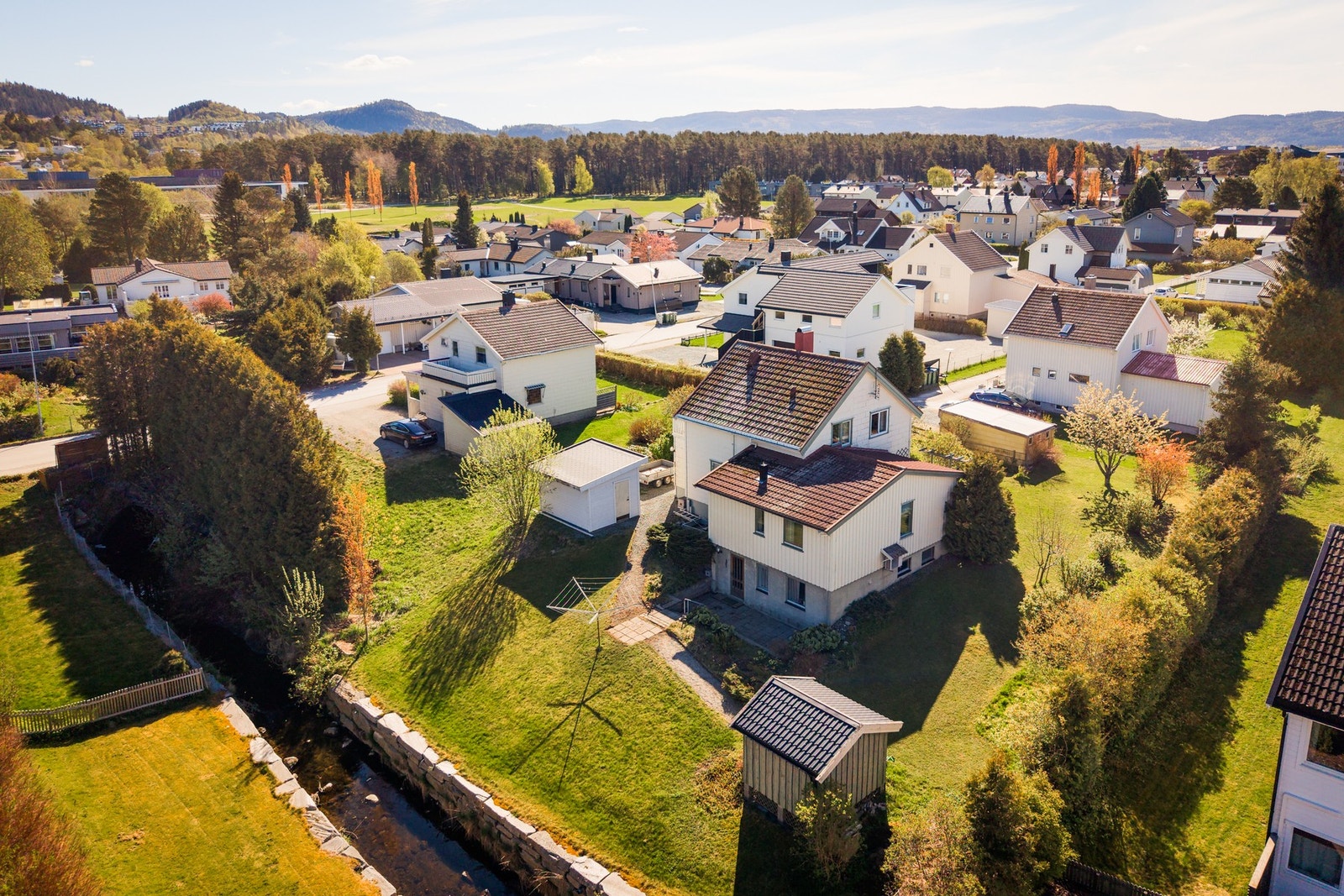 En romslig enebolig med attraktiv beliggenhet i et veletablert boligområde på Stokmoen. Galleribilde