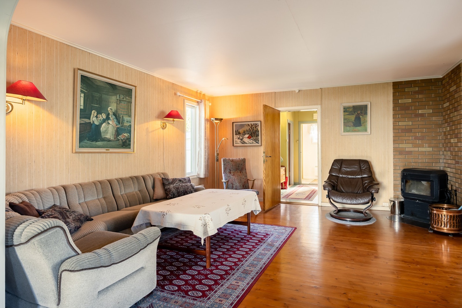 Boligen går over tre plan og har en innholdsrik planløsning med flere oppholdsrom. Galleribilde