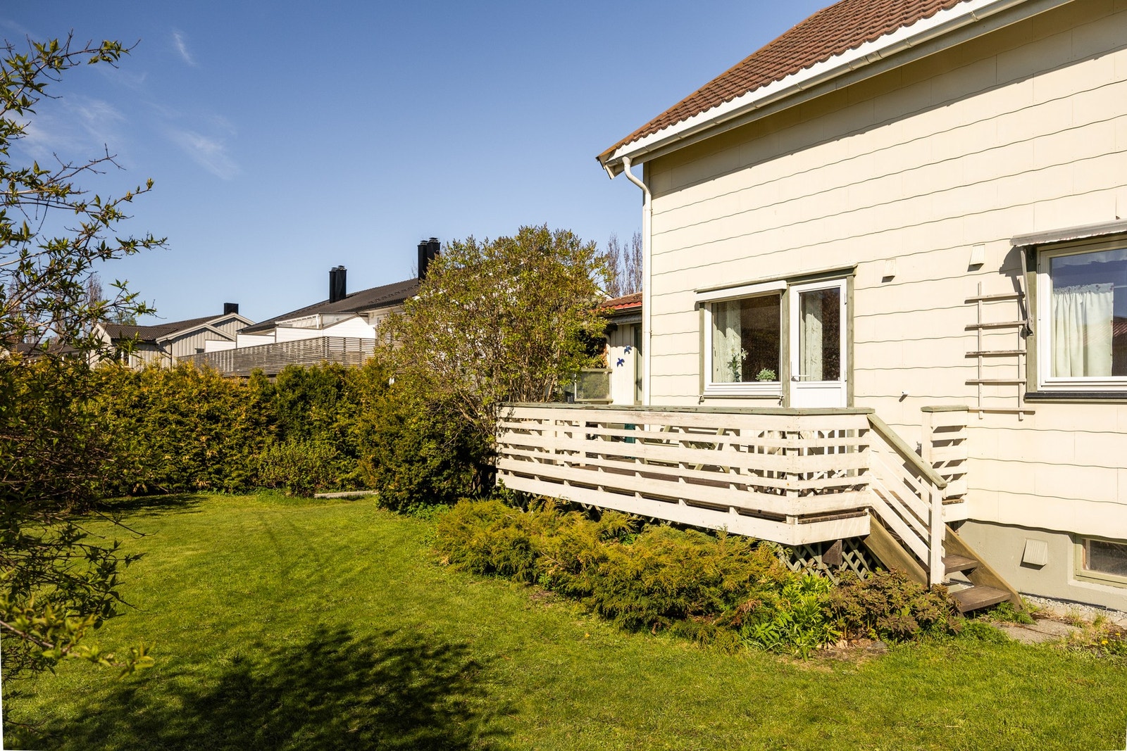 Eiendommen byr på en stor og solrik tomt med hyggelige uteområder, Galleribilde