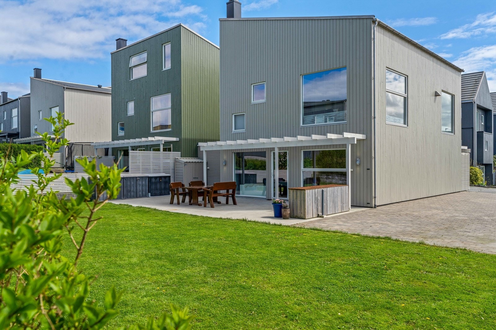 Eiendommen ligger i et nyere og barnevennlig boligfelt på Mosterøy. Galleribilde