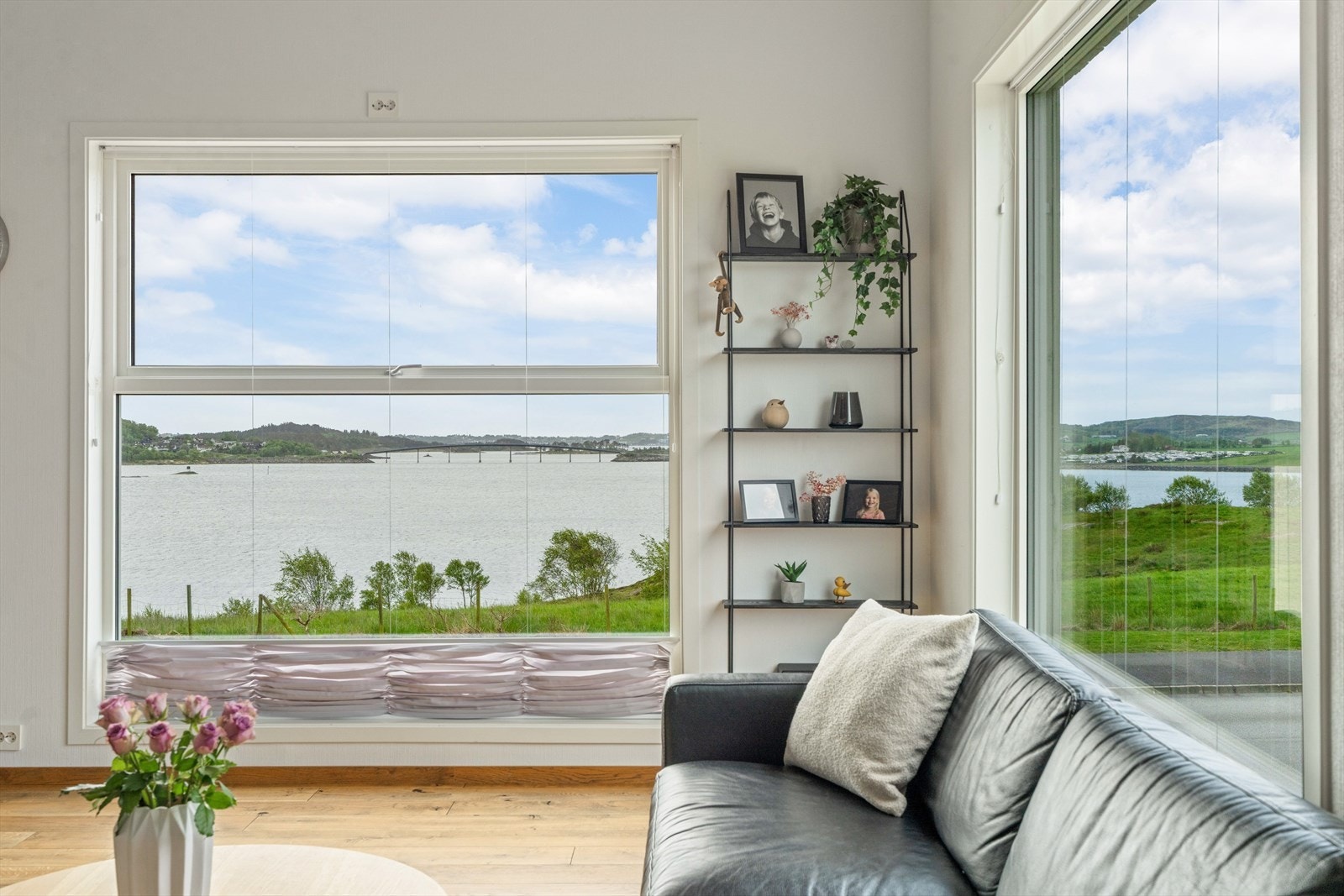 Fra stuen har man utsikt mot broen og det omkringliggende landskapet. Galleribilde