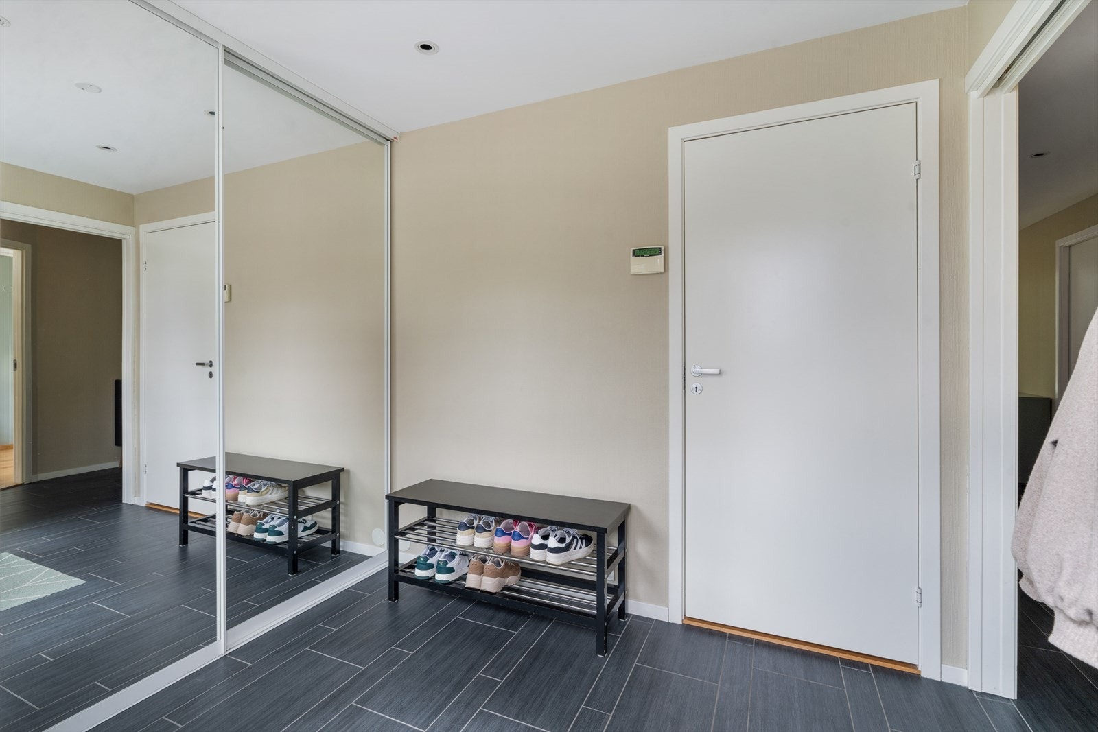 Fra entreen er det direkte tilgang til gangen som leder videre til soverommene og badet i etasjen. Galleribilde