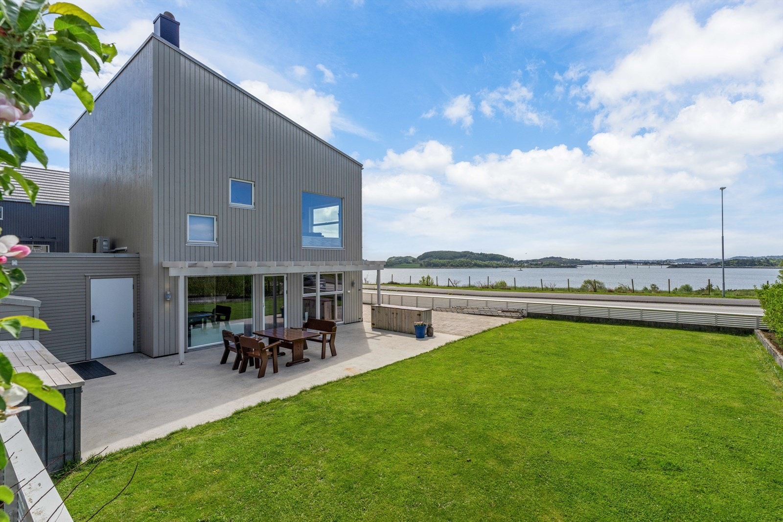 EiendomsMegler 1 v/Jorunn Riise presenterer Hedlehaugen 10 - En moderne og innholdsrik enebolig med flott sjøutsikt og en pent opparbeidet tomt. Foto: Nordbø foto v/Martin Nordbø. Galleribilde