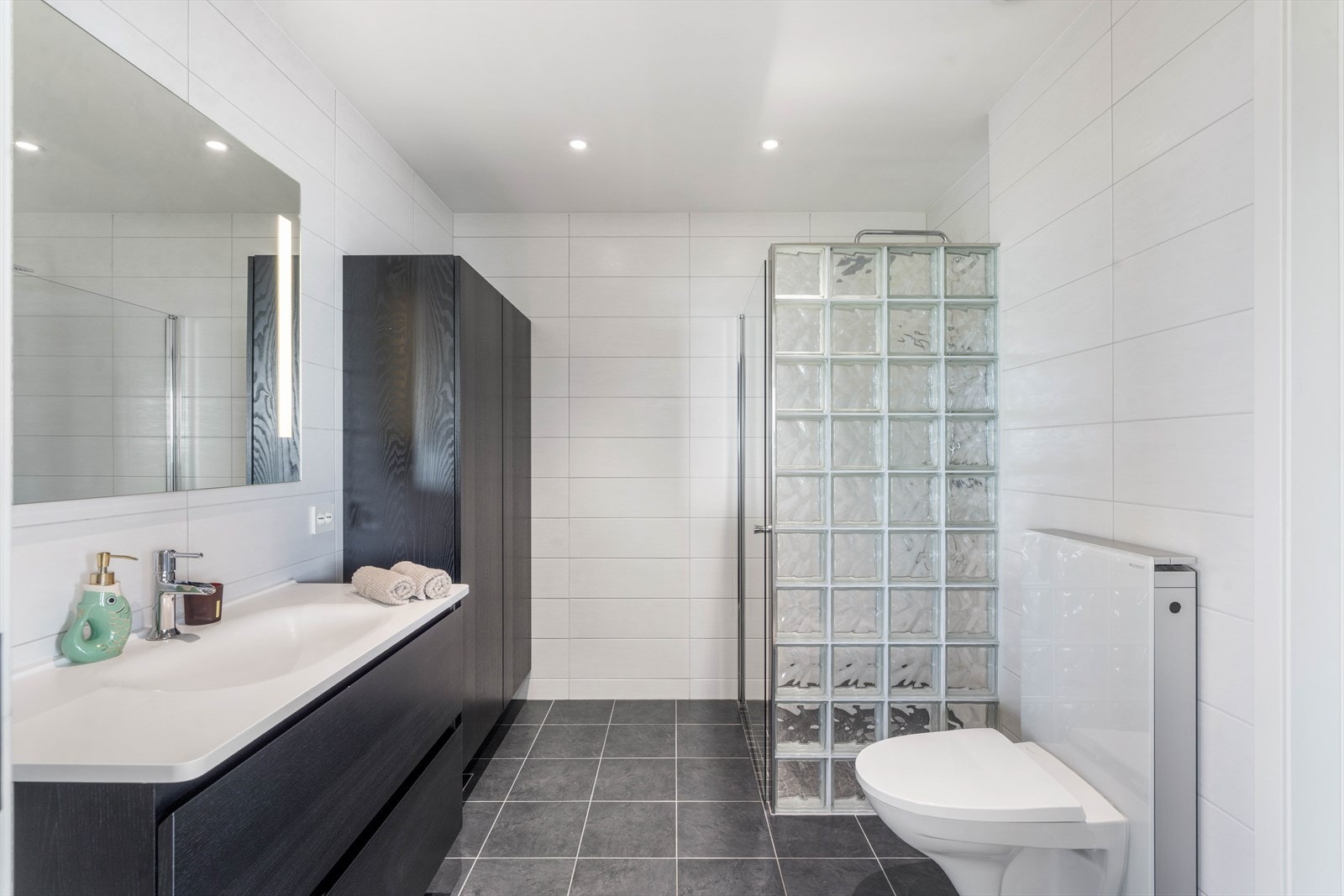 Badet i andre etasje er flislagt og har en stilren innredning. Galleribilde