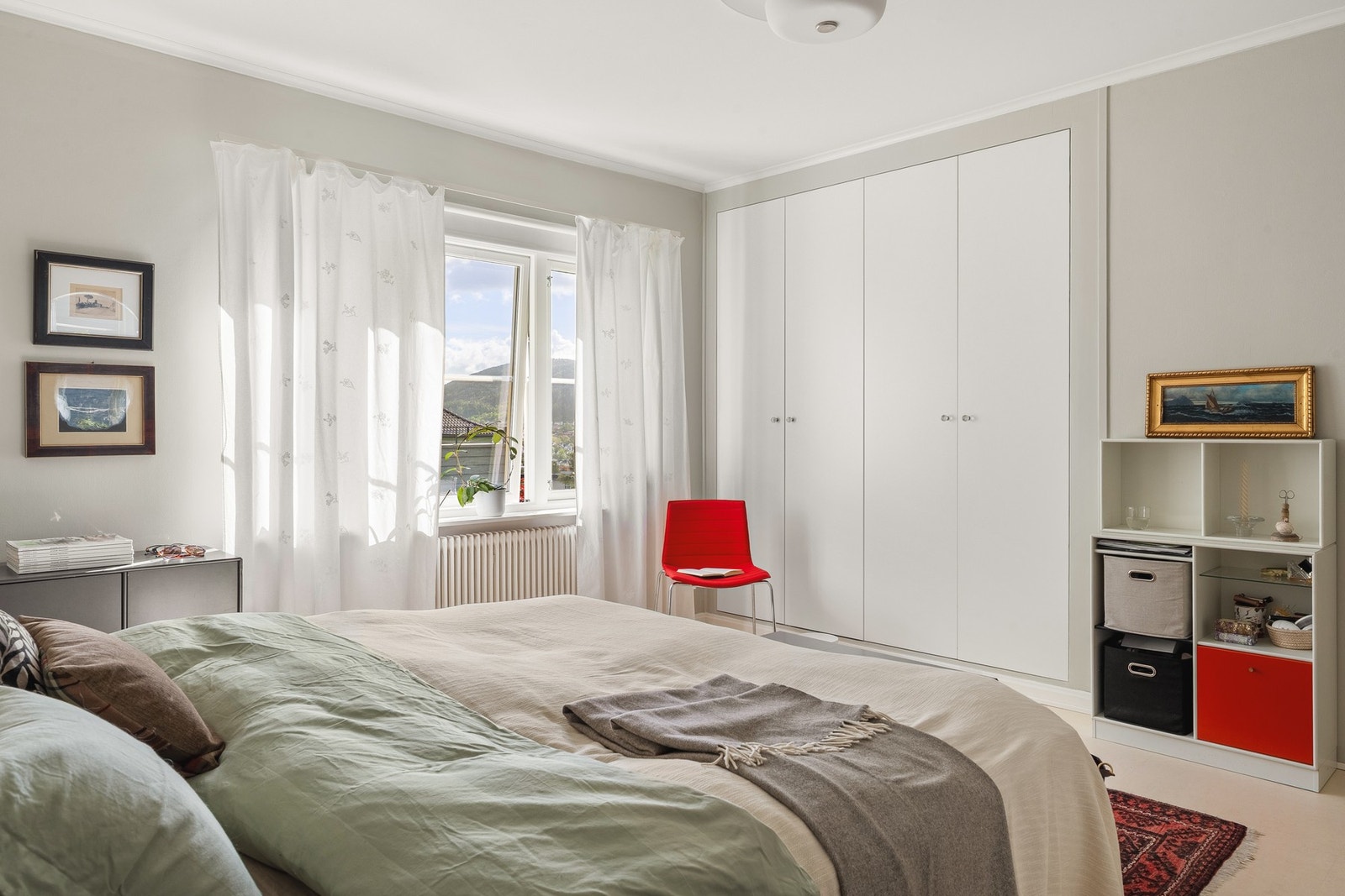 Det medfølger en integrert garderobe og rommet byr på god plass til flere oppbevaringsmøblementer. Galleribilde