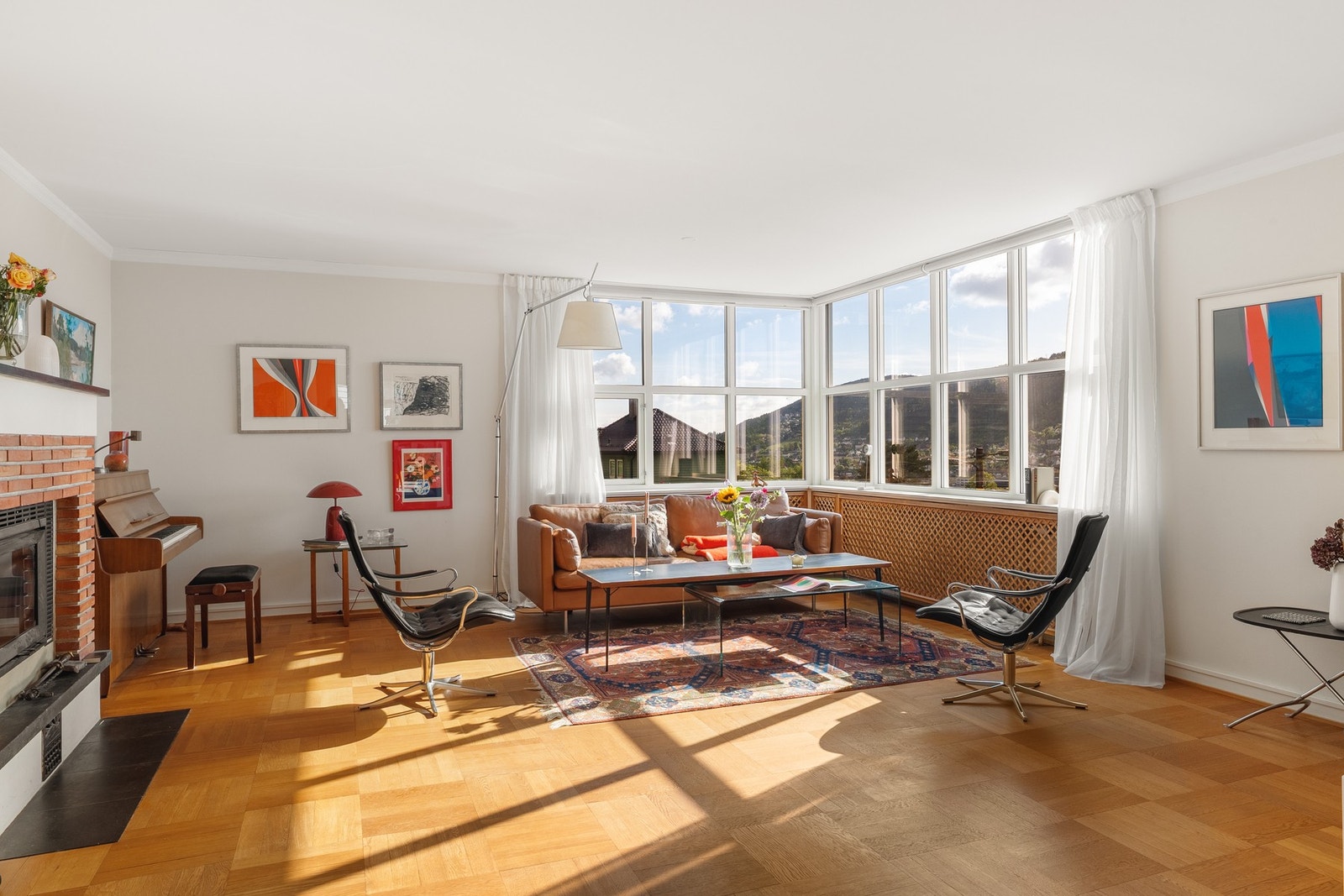 Stuen byr på god plass til både hverdag og selskap, og er et rom hvor familie og venner naturlig samles. Galleribilde