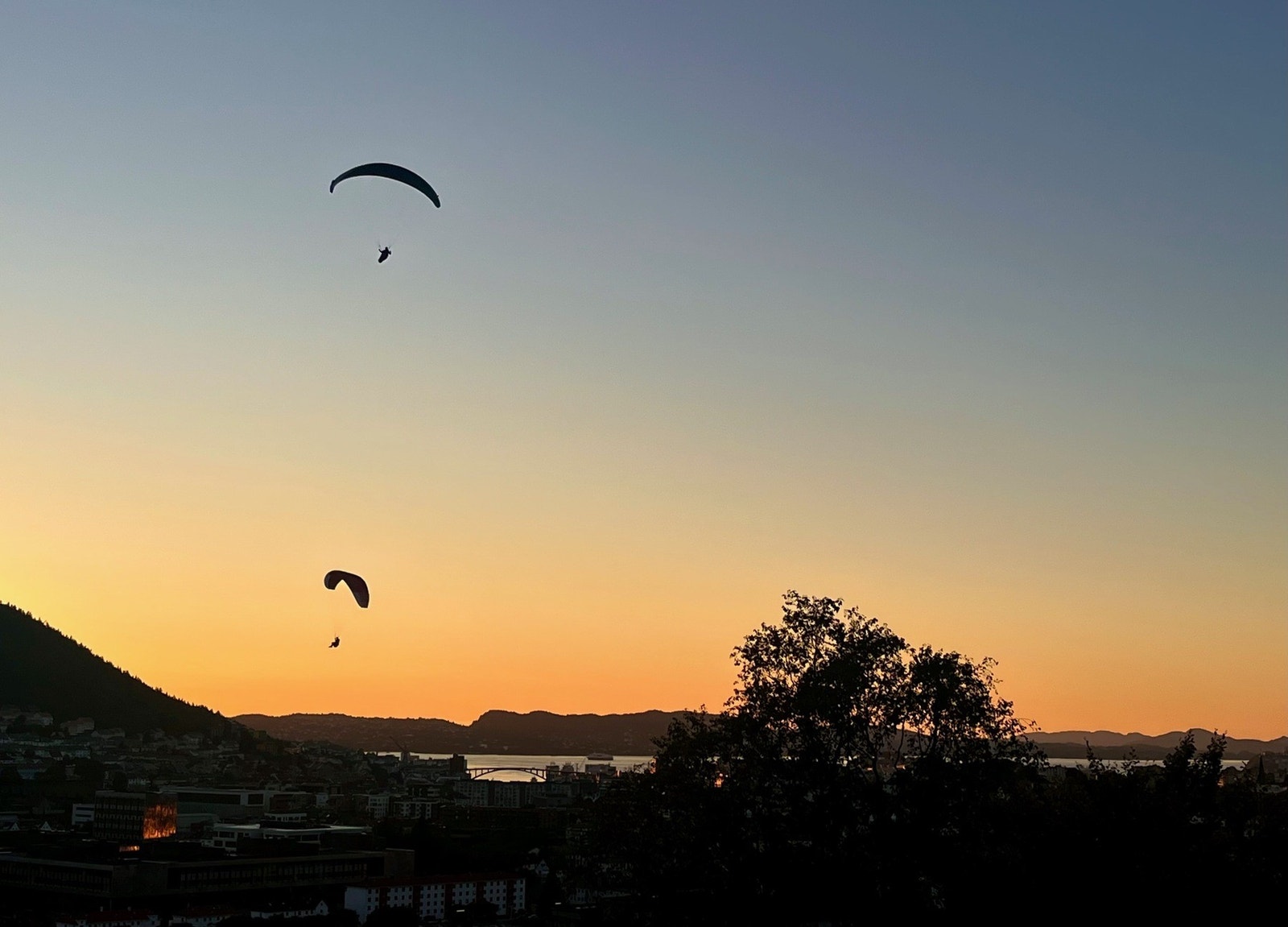 Nyt solnedgangens fine farger. Galleribilde