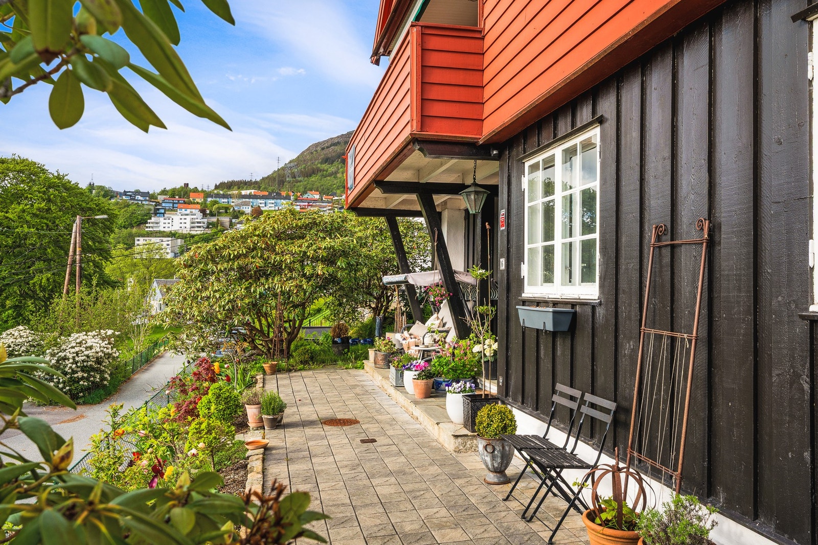 De gode solforholdene gjør at uteplassene kan nytes hele dagen, enten du ønsker å slappe av med en god bok eller invitere til hyggelige sammenkomster. Galleribilde
