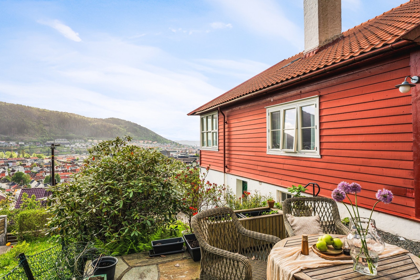 Her er det god plass til både lek, hageaktiviteter og avslapning, noe som gjør eiendommen spesielt attraktiv for familier. Galleribilde