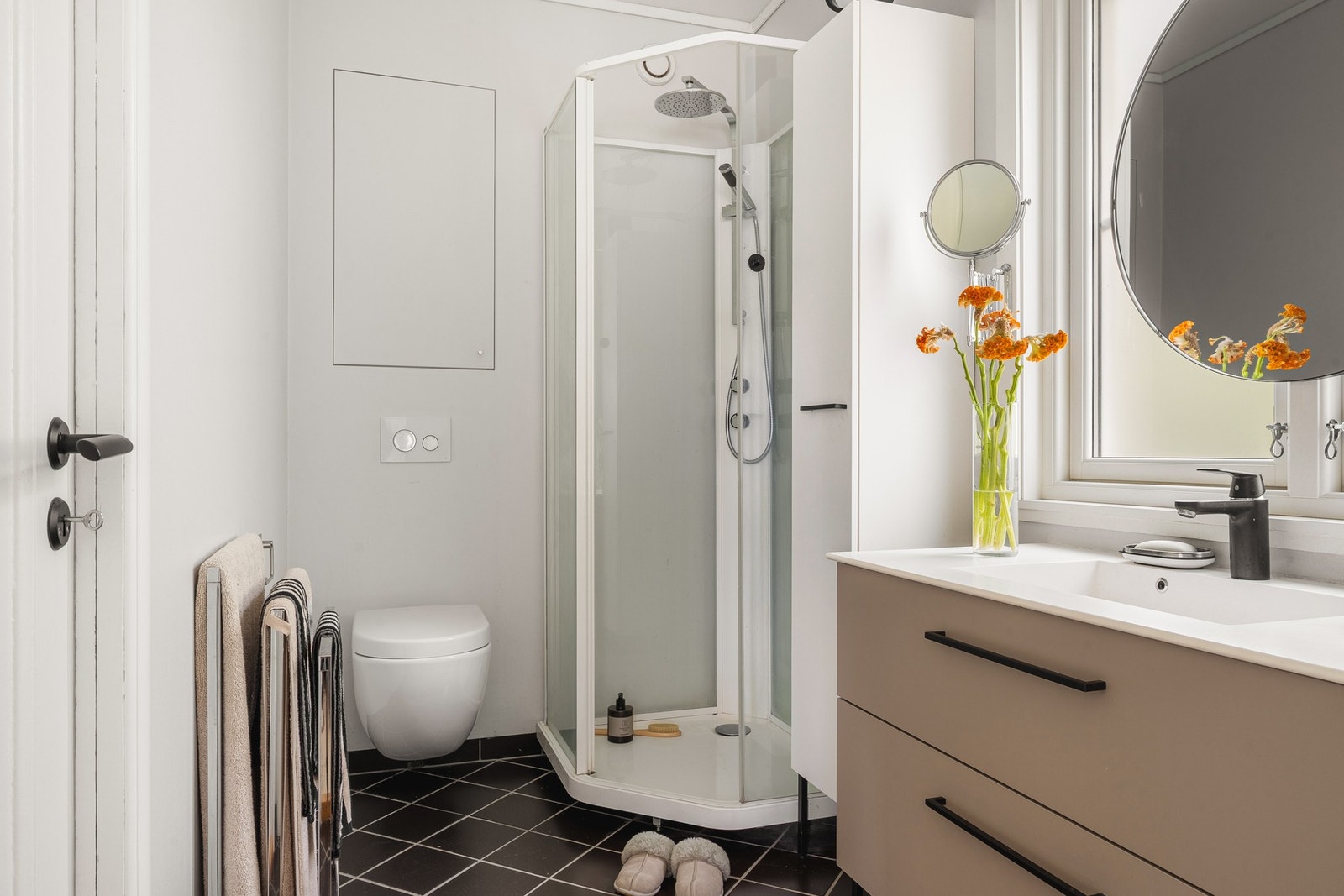 Badet har varmekabler i gulvet for ekstra komfort i hverdagen. Galleribilde
