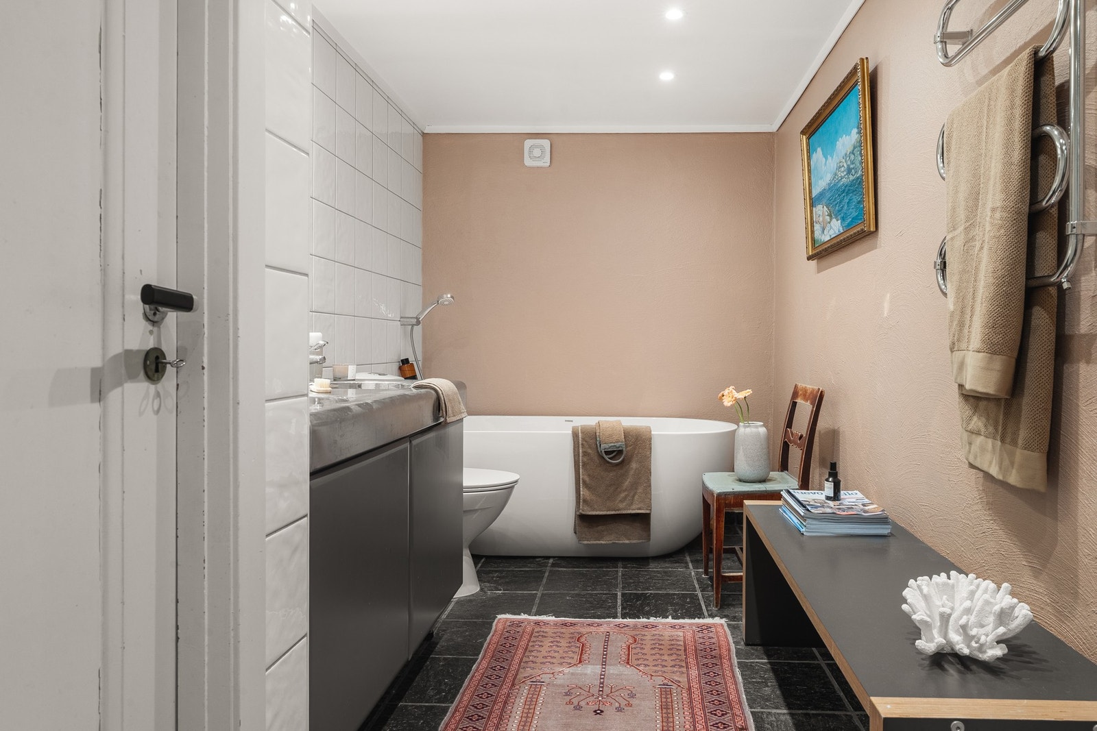 Badet har varmekabler i gulvet, dobbel vask, toalett, samt både dusj og badekar. Galleribilde