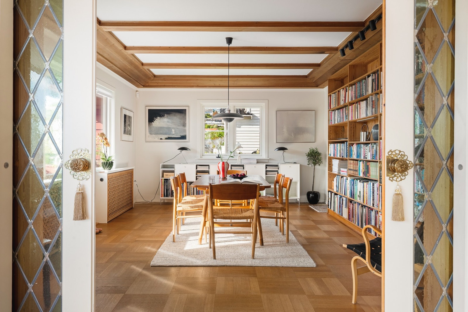 I spisestuen er det god plass til et langbord for hele familien, og rommet danner en hyggelig ramme for gode samtaler og lange middager med venner og kjente. Galleribilde