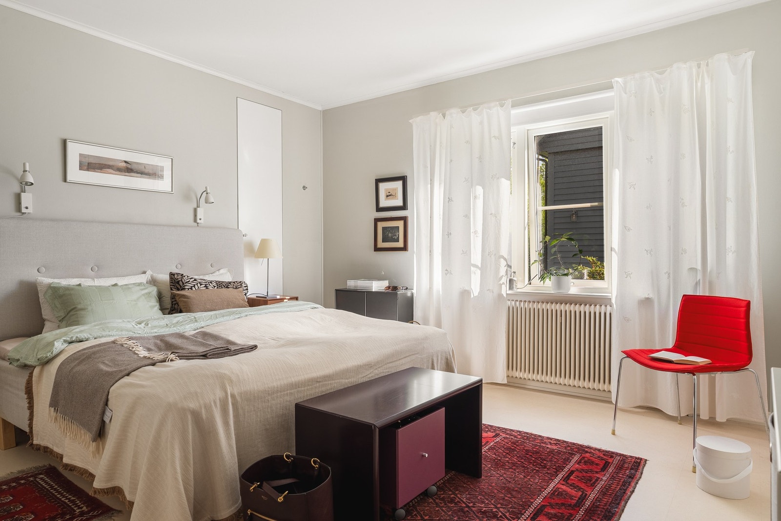 Med sin plassering i hovedetasjen passer rommet perfekt som hovedsoverom, og gir en praktisk og komfortabel hverdag med alt på ett plan. Galleribilde