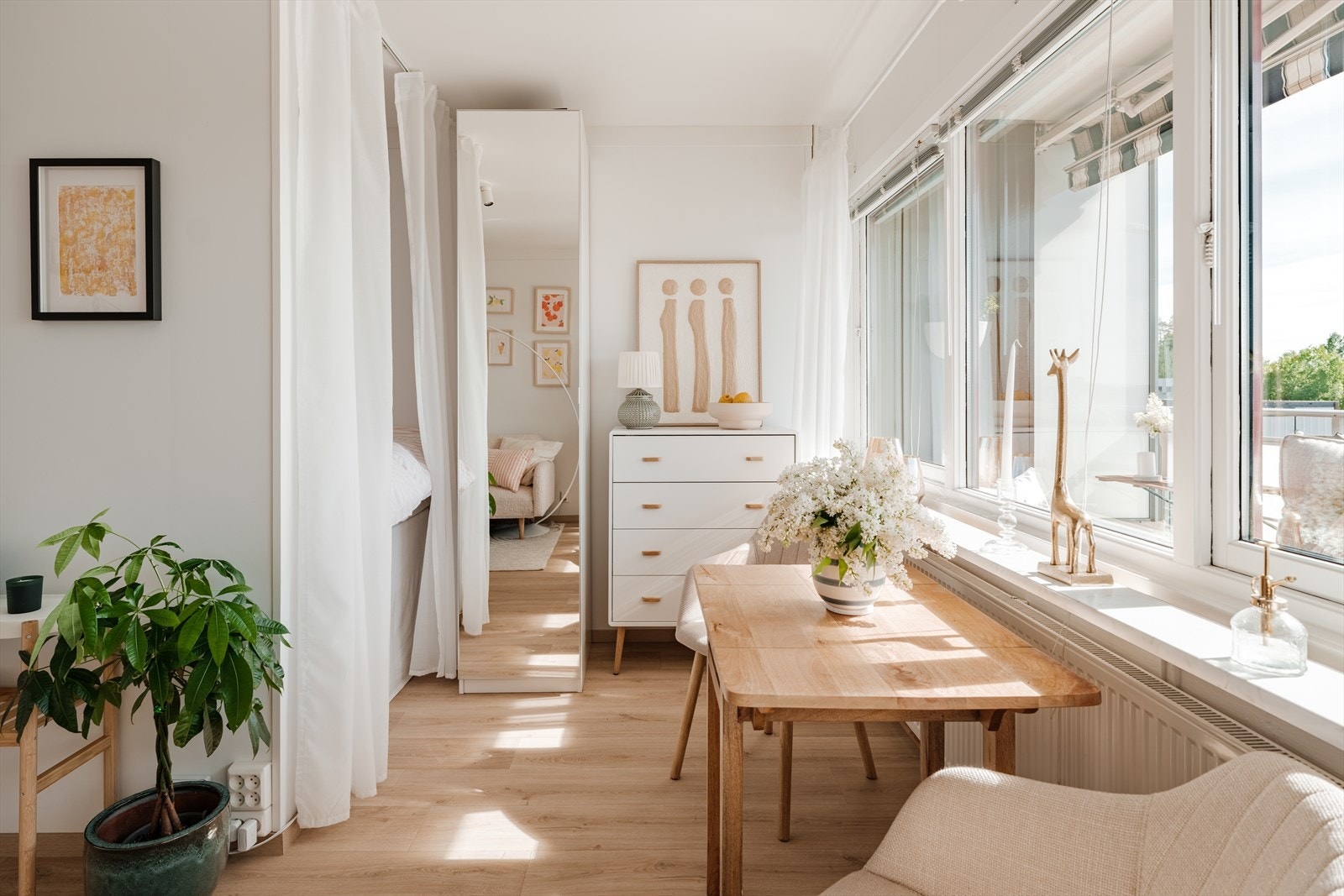 Rommet er meget romslig, og det er gode møbleringsmuligheter til å etablere en spiseplass Galleribilde