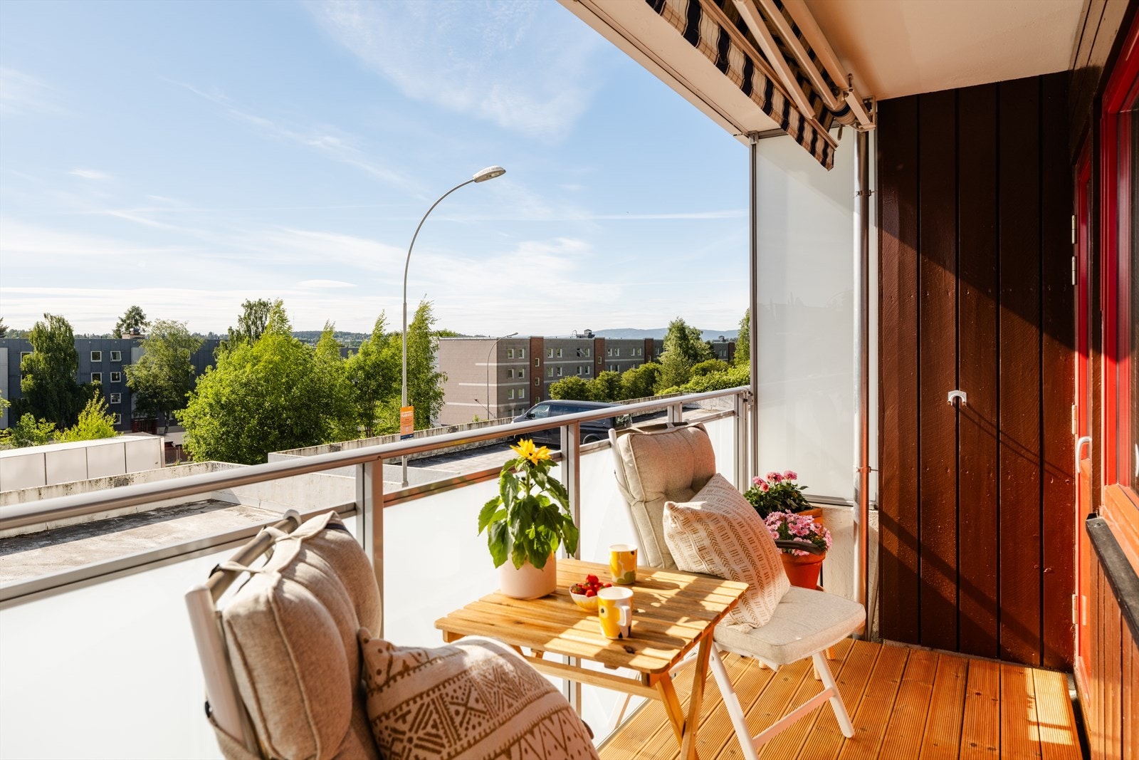 Balkongen har gode solforhold med sol hele året fra klokken 13:00 og det er god plass til å lage en hyggelig uteplass Galleribilde