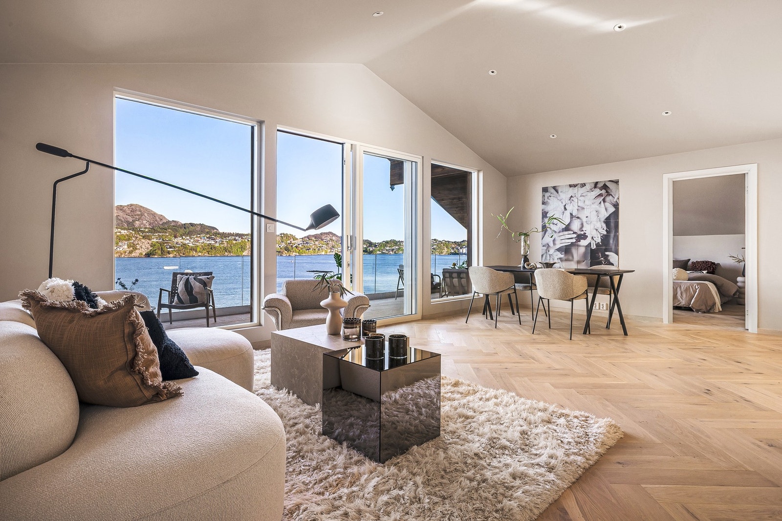 Hele boligen er innvendig pusset opp i 2026 med bl.a. eksklusiv fiskebensparkett i hele huset. Galleribilde