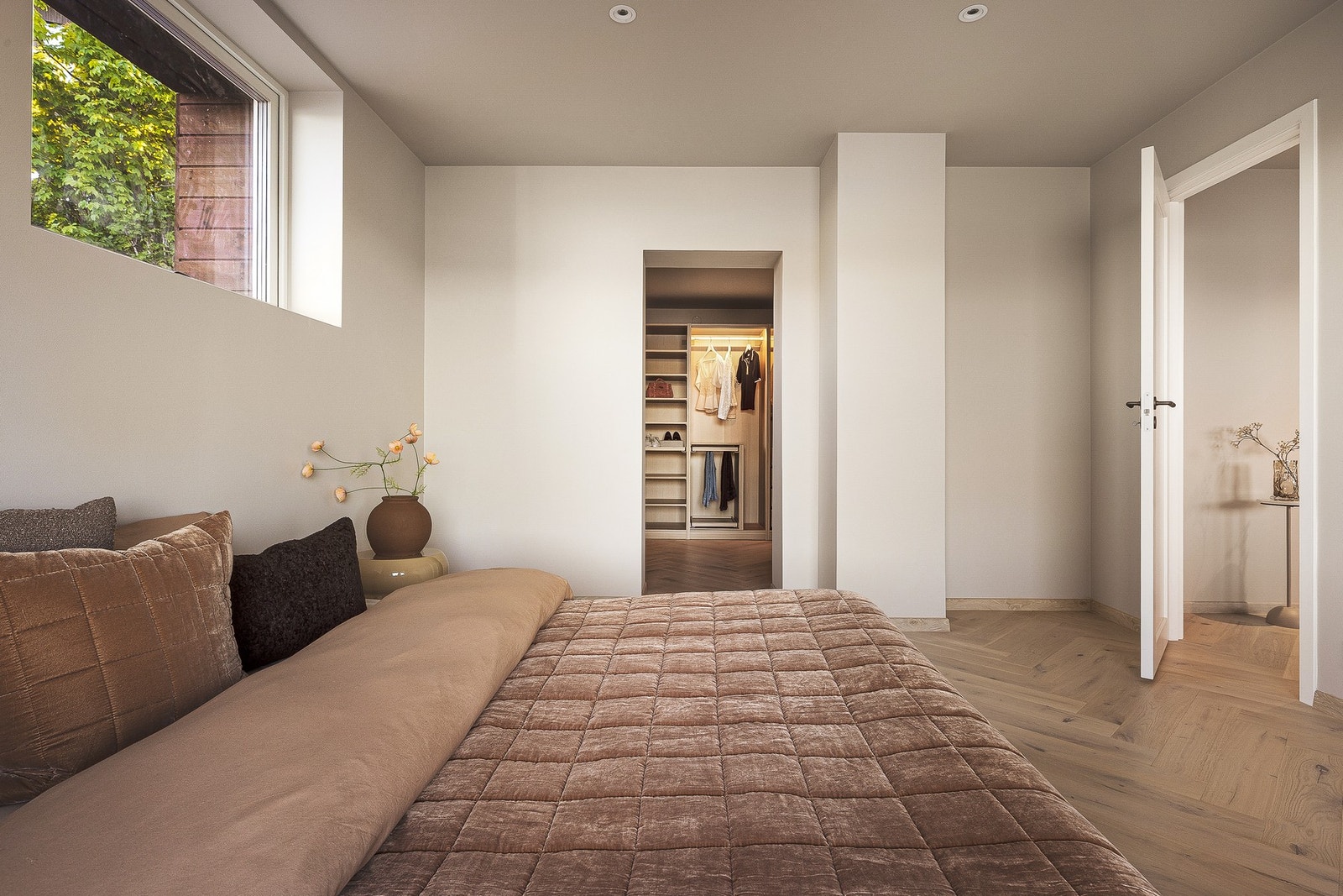 I tilknyttning til soverommet har man adkomst til et eget walk-in-closet. Galleribilde