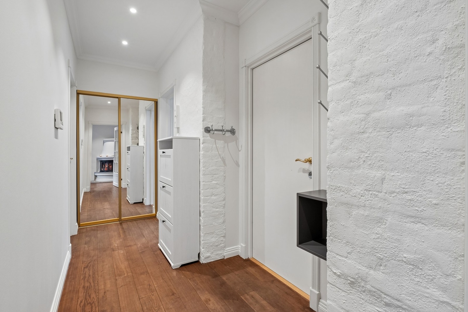 Tiltalende entré hvor det er etablert skyvedørsgarderobe med god plass til oppbevaring av yttertøy og sko. Velkommen inn! Galleribilde