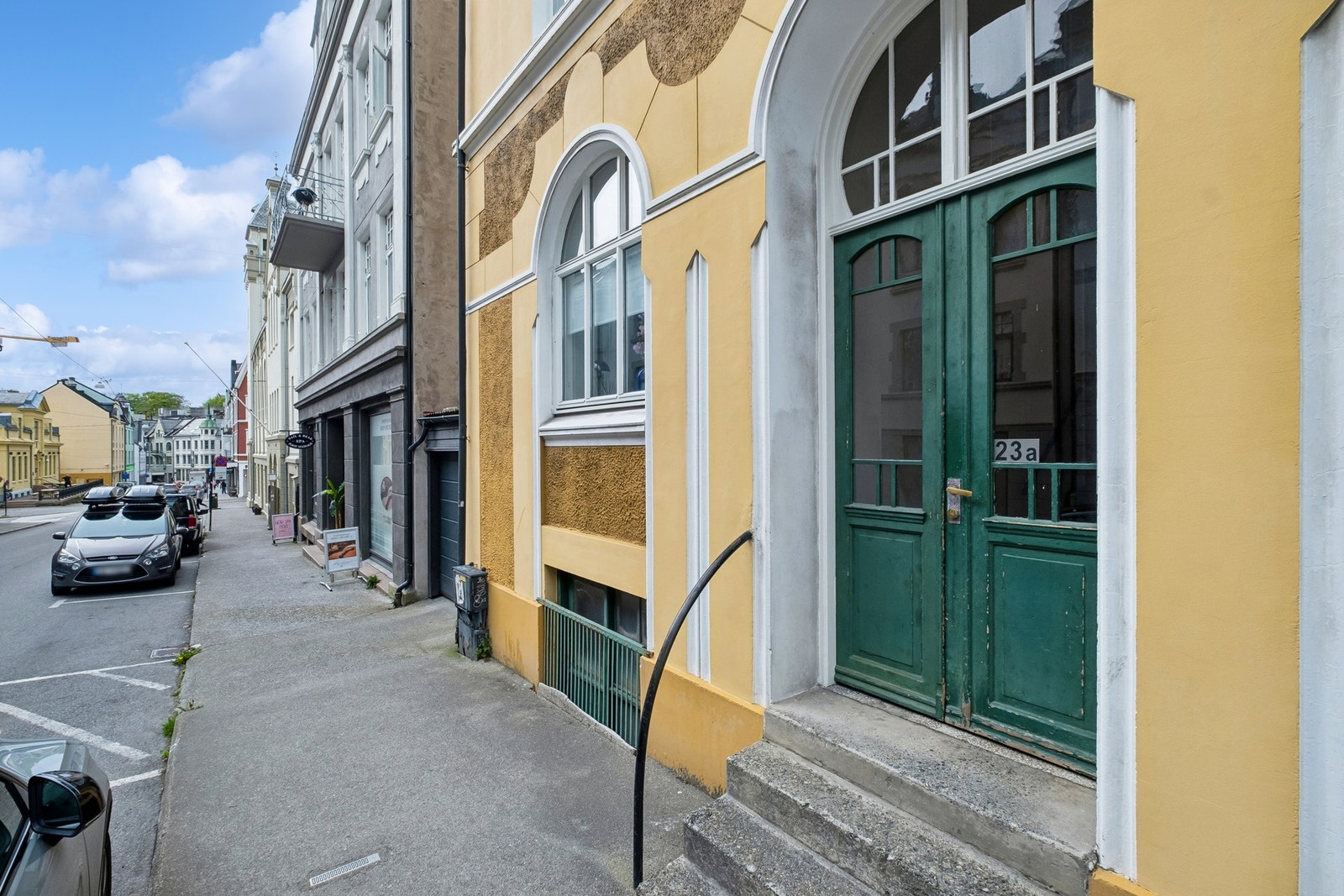 Det felles inngangspartiet gjenspeiler bygårdens historiske sjarm og særpreg med klassiske detaljer og flotte fasadeelementer. Galleribilde