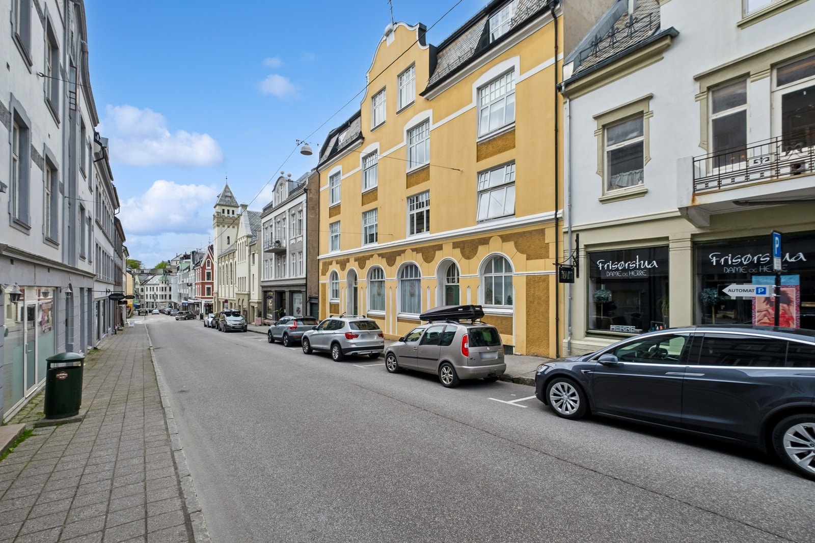 Her bor du meget sentralt med gangavstand til alt av byens servicetilbud, restauranter, kjøpesentre og kollektivtilbud. Velkommen til visning! Galleribilde