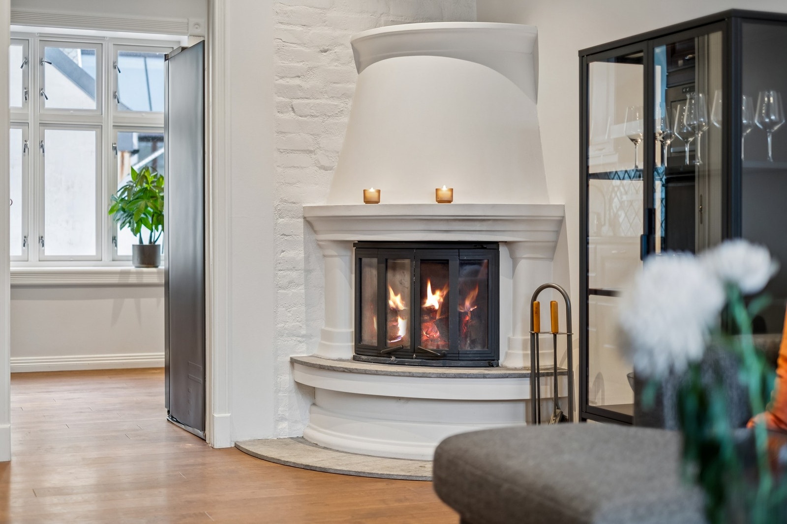 En stilren peis med klassiske detaljer tilfører rommet både varme, karakter og lun atmosfære. Galleribilde