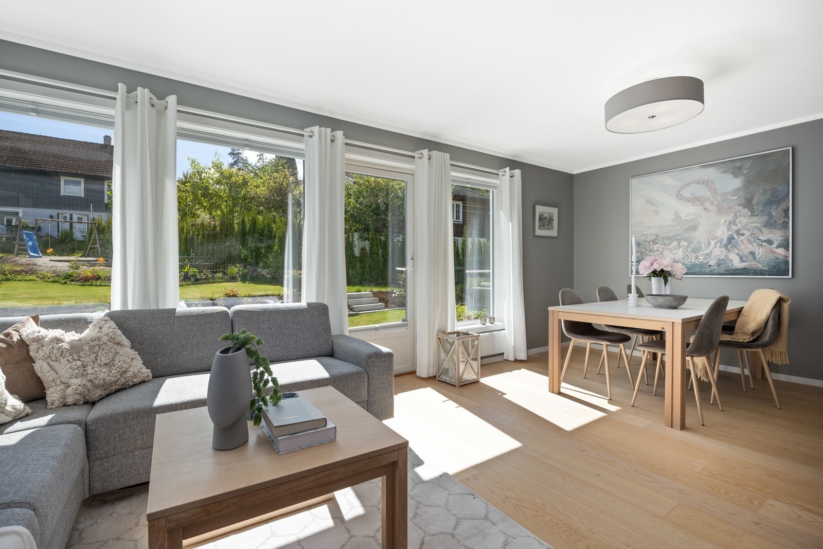 Store vinduer slipper inn mye godt lys Galleribilde