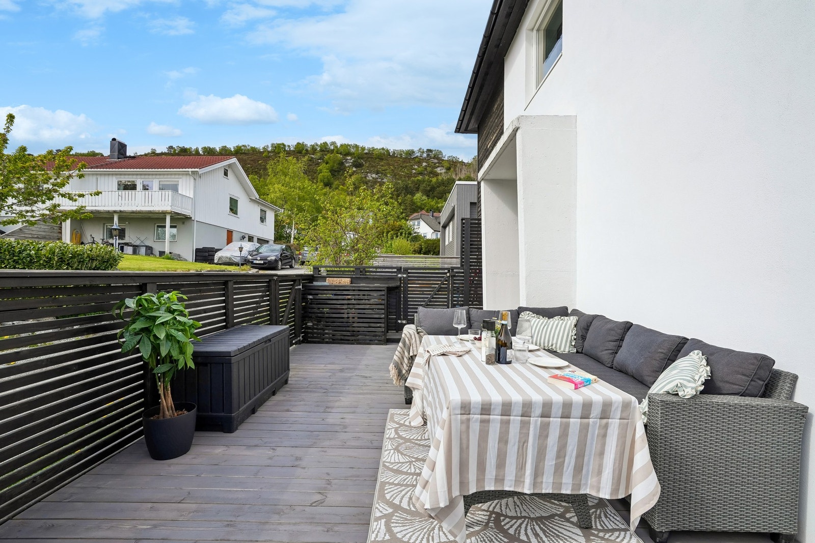 Skjermet og innbydende uteplass med god plass til både avslapning, grilling og hyggelige måltider utendørs. Galleribilde