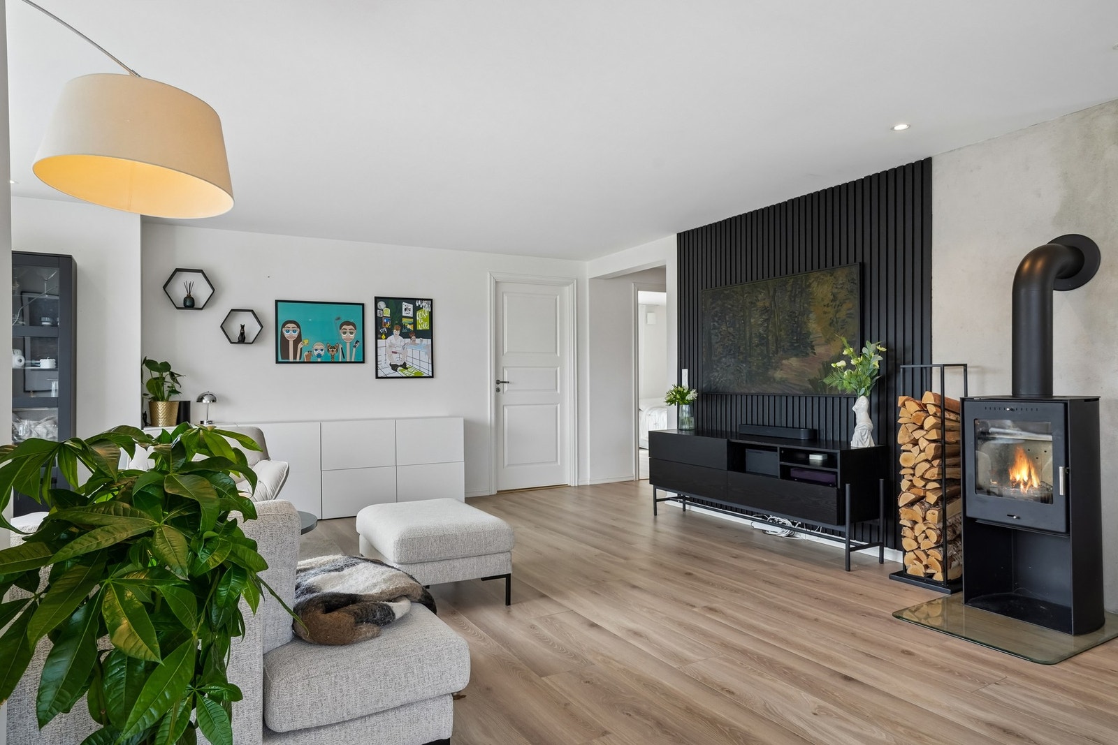 Boligen byr på god komfort med effektive oppvarmingsløsninger og stemningsfull belysning i form av varmepumpe, vedovn og downlights i himling. Galleribilde