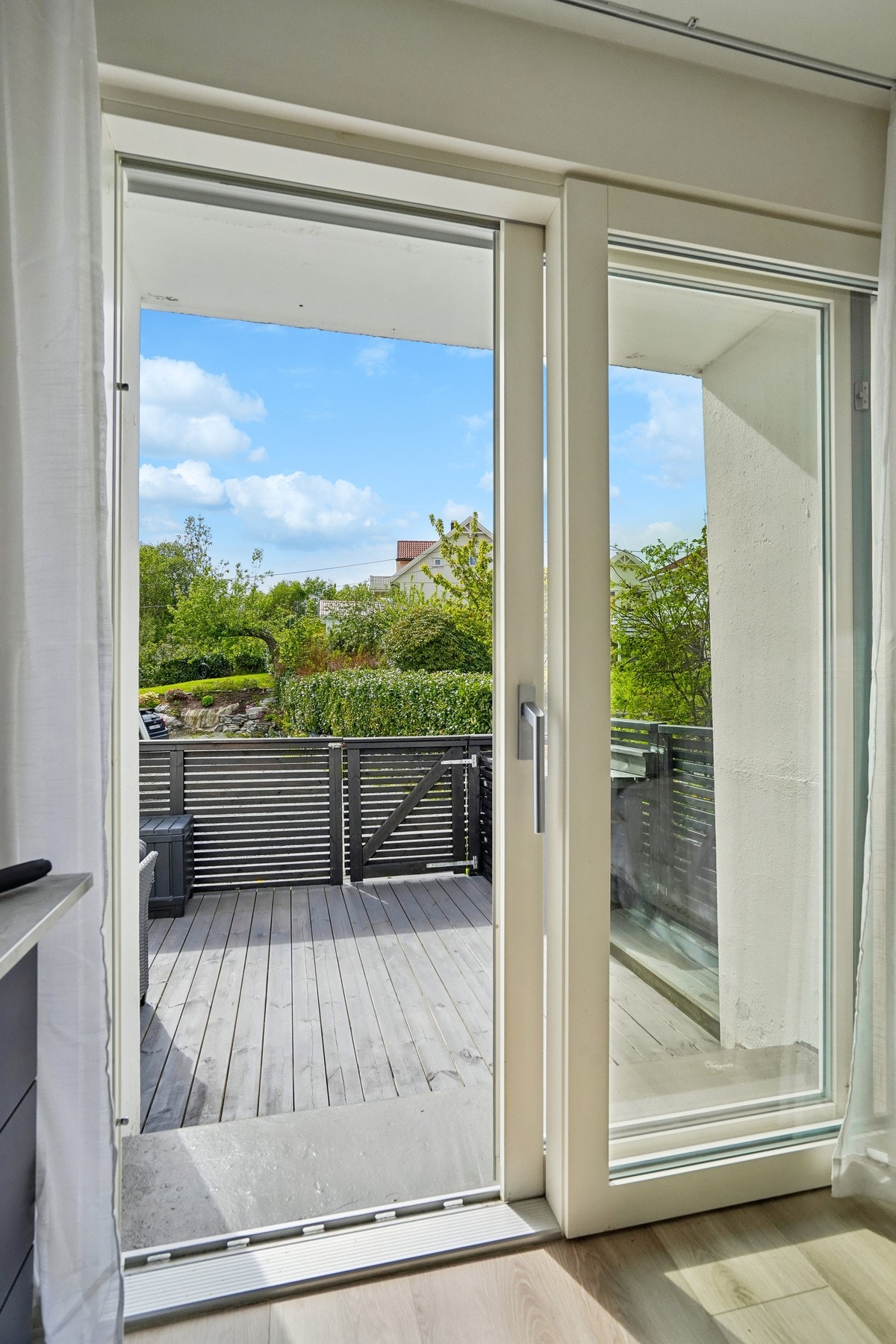 Fra soverommet er det direkte utgang til en terrasse på vestsiden av boligen. Galleribilde