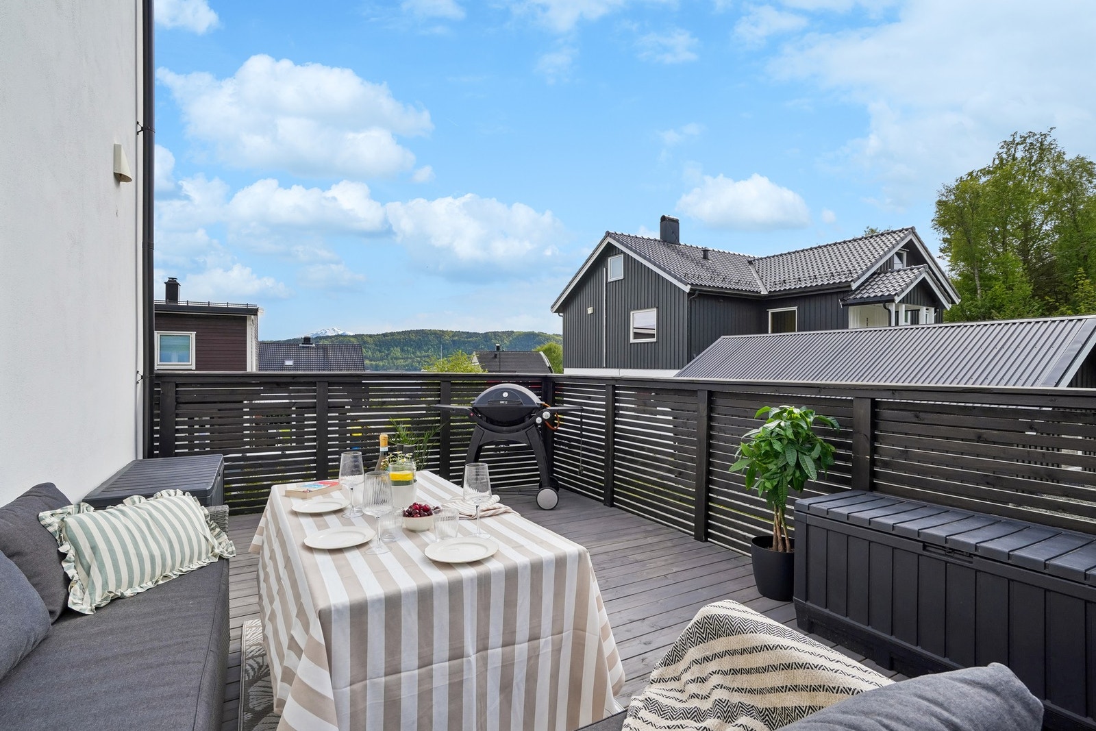 Terrassen har et areal på 27 kvm og er belagt med terrassebord og trerekkverk. Her kan ettermiddag- og kveldssolen nytes helt til kl. 21:00. Galleribilde